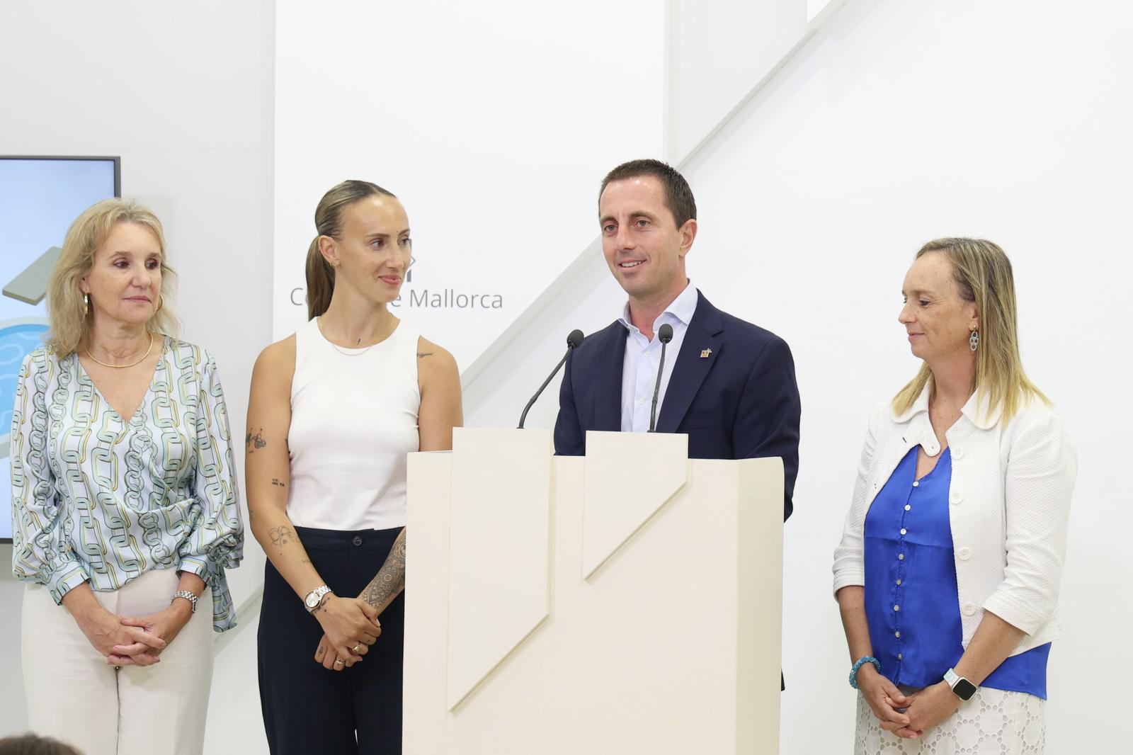 El president Galmés i la futbolista Virginia Torrecilla presenten el cicle formatiu «Endinsa’t en les teves emocions».
