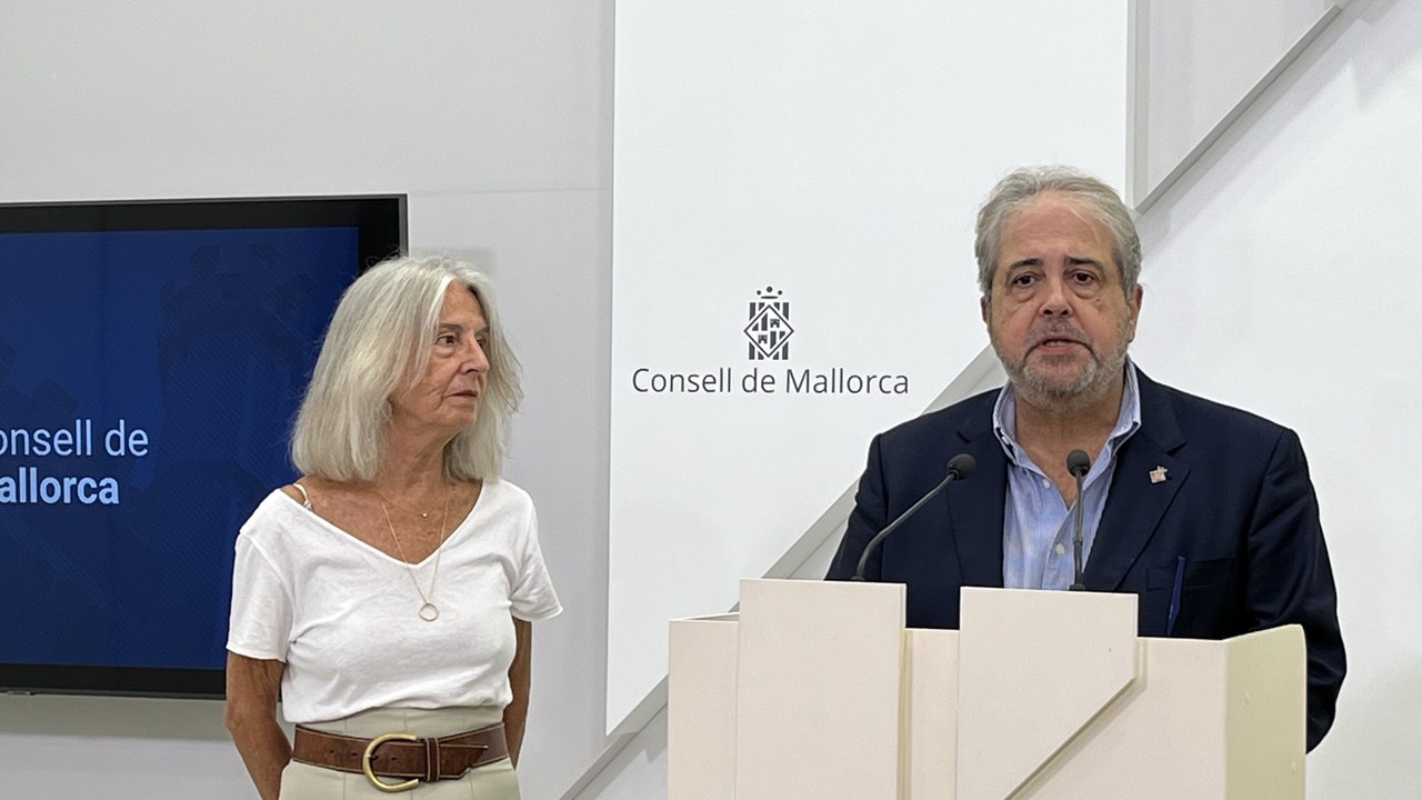 El conseller d'Hisenda, Innovació i Funció Pública, Rafel Bosch, i la presidenta de l’Associació d’Amics del Poble Sahrauí de les Illes Balears, Catalina Rosselló, durant la intervenció.