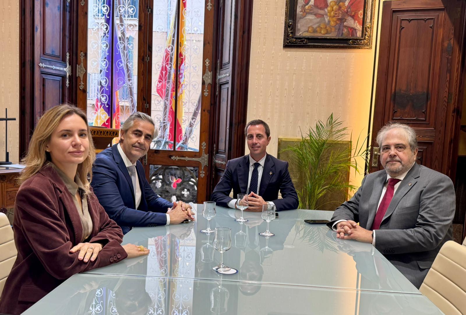 El president Llorenç Galmés rep en audiència el nou degà del Cos Consular a les Illes Balears.