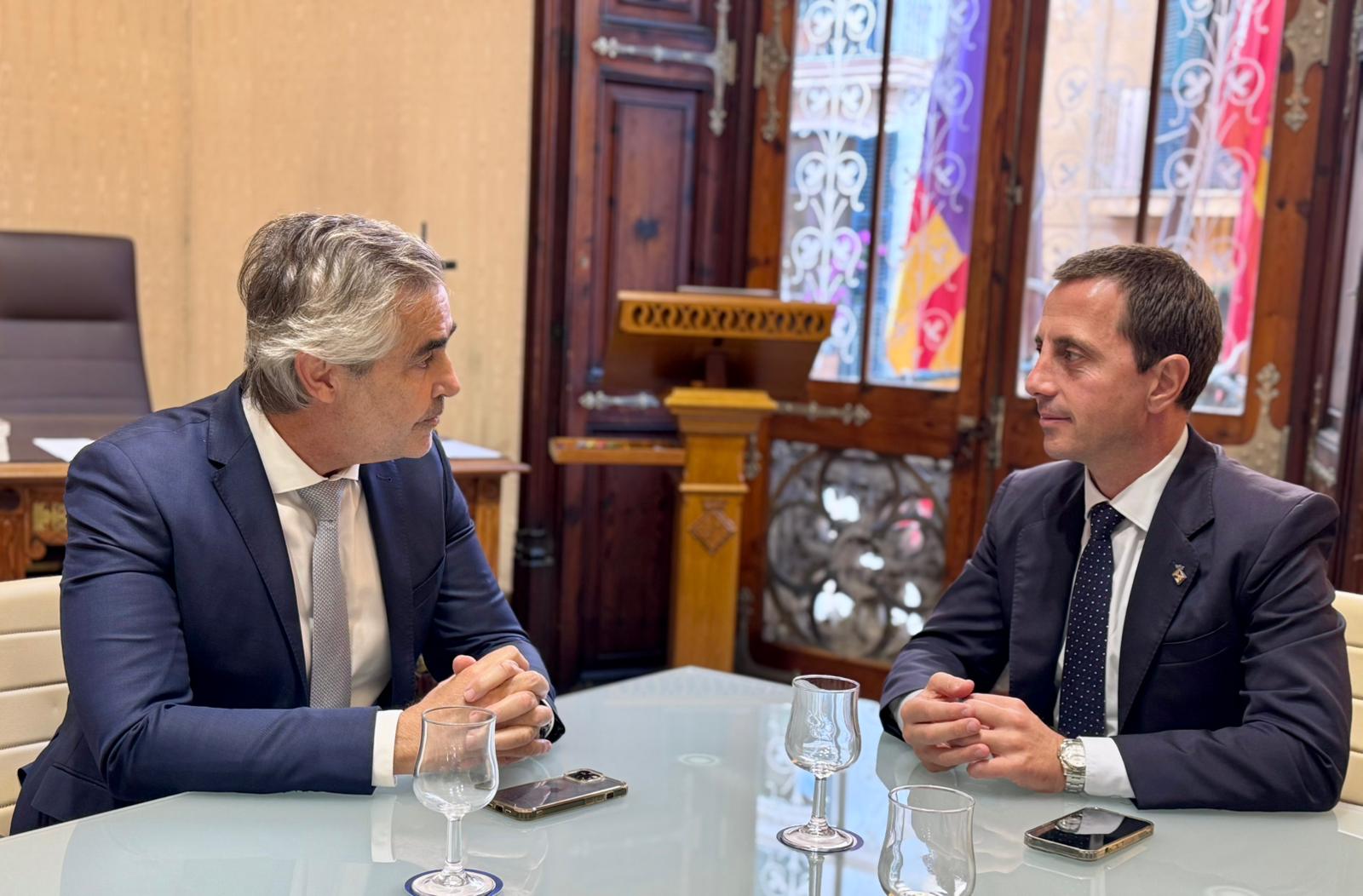 El president Llorenç Galmés rep en audiència el nou degà del Cos Consular a les Illes Balears.