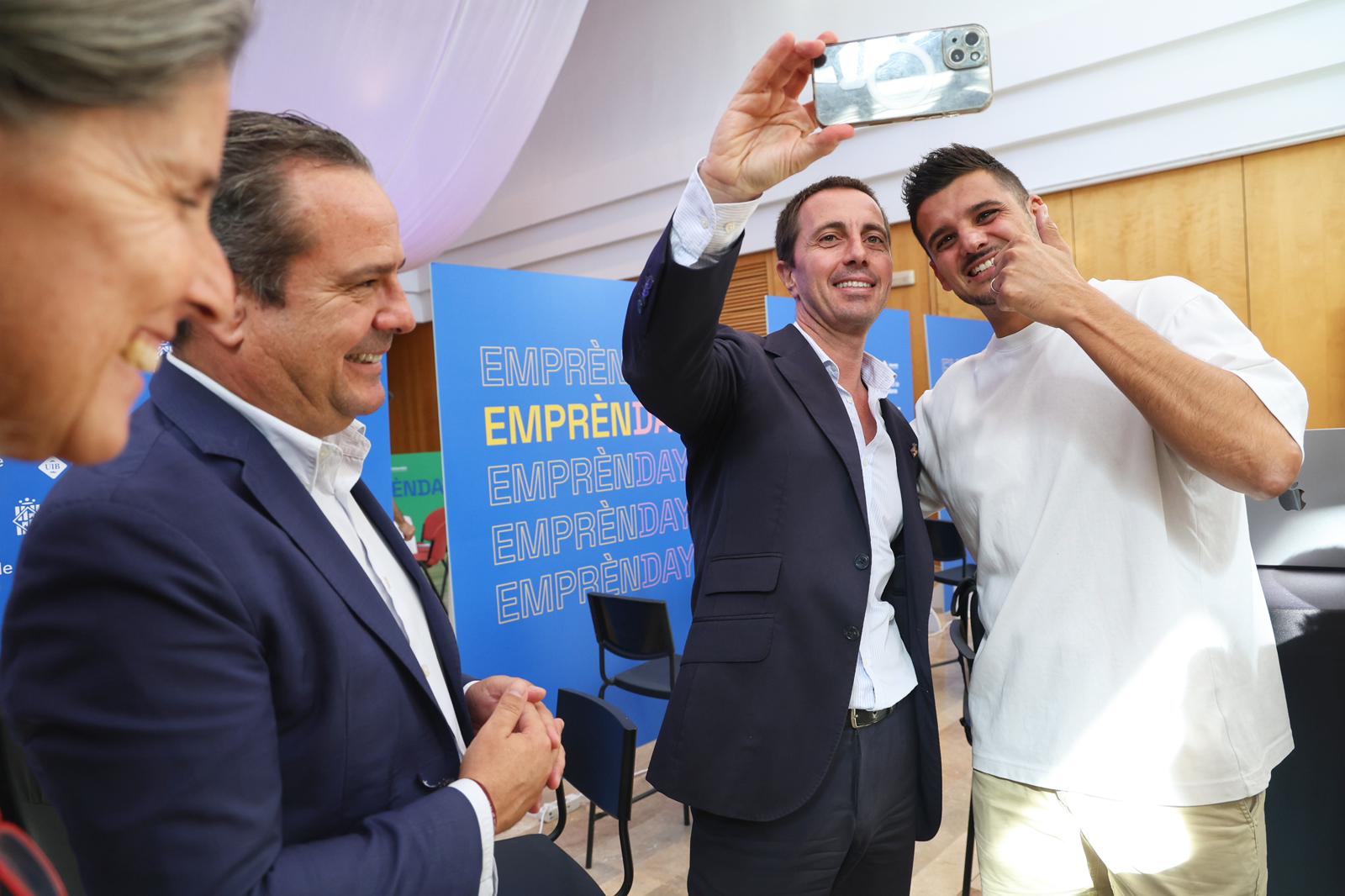 El president del Consell de Mallorca, Llorenç Galmés, amb el cofundador de l’startup mallorquina Generator Landing, Lluís Sardà.
