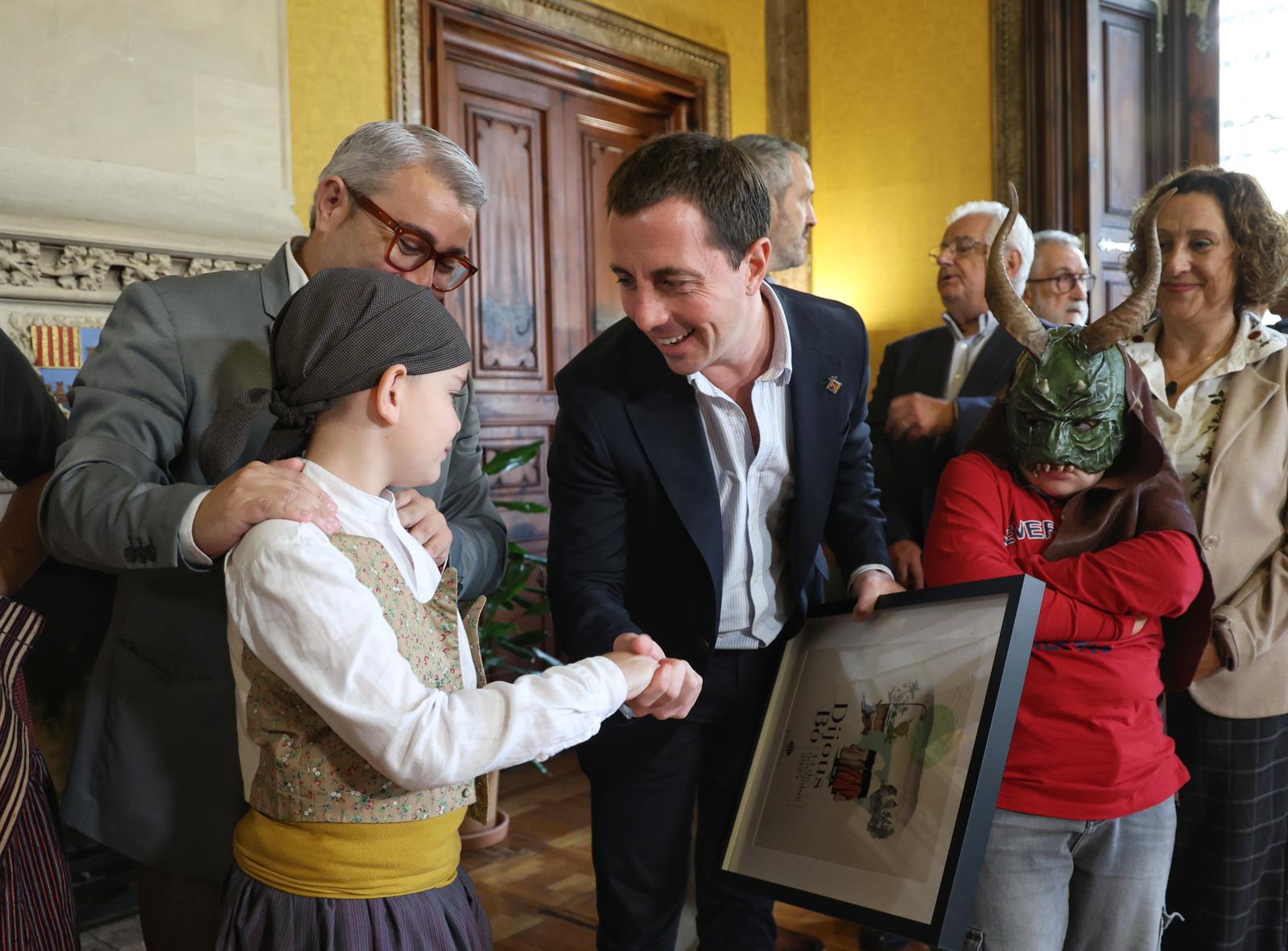 El president Galmés rep a la comitiva del Dijous Bo d'Inca.