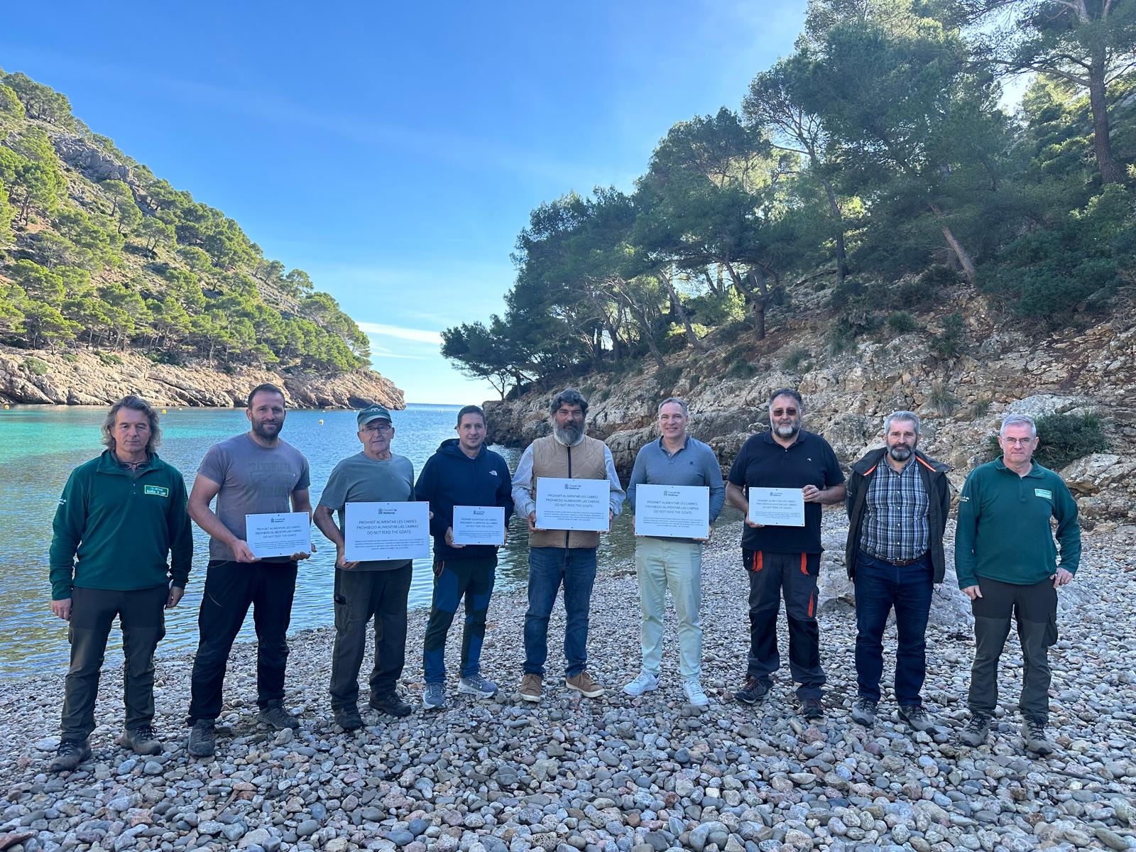 El Departament de Medi Ambient, Medi Rural i Esports col·loca cartells de la prohibició d'alimentar les cabres salvatges.