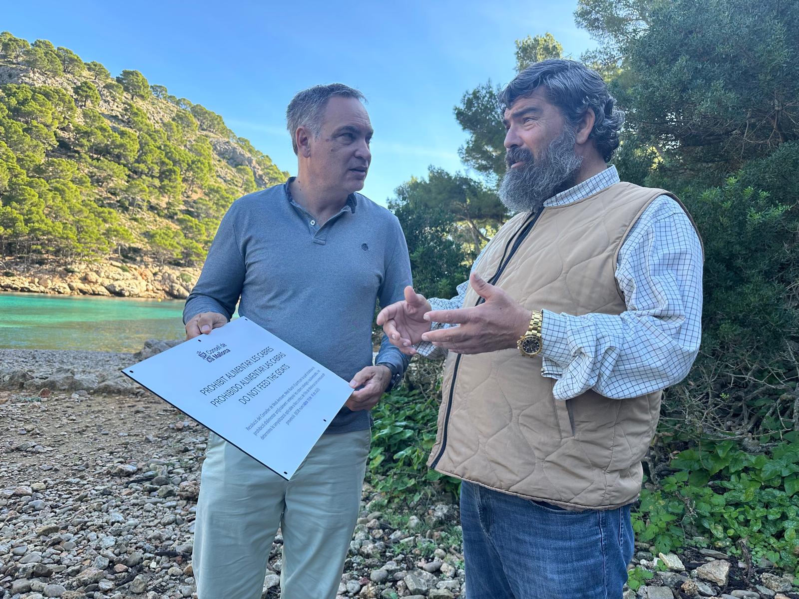 El Departament de Medi Ambient, Medi Rural i Esports col·loca cartells de la prohibició d'alimentar les cabres salvatges.