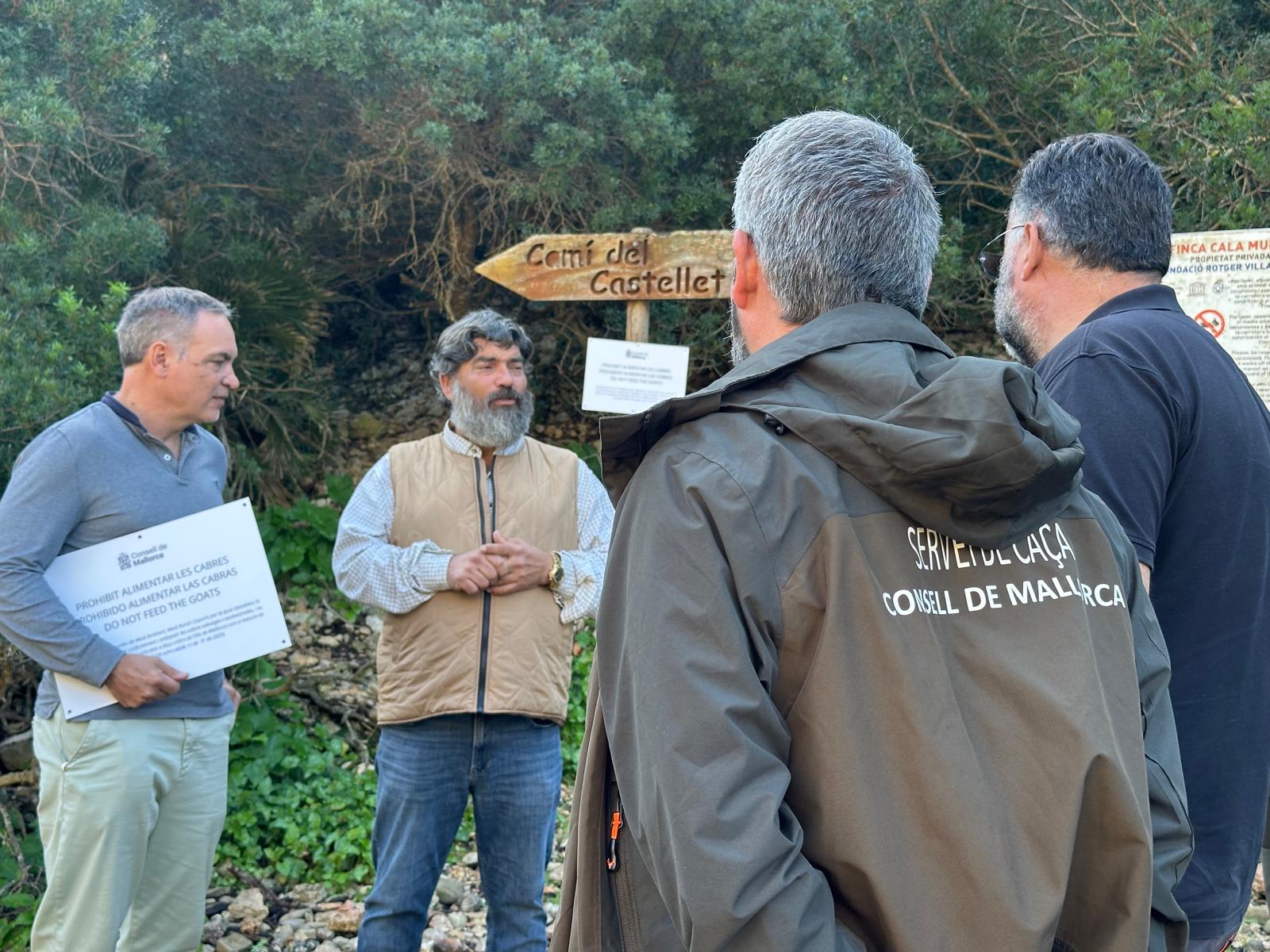 El Departament de Medi Ambient, Medi Rural i Esports col·loca cartells de la prohibició d'alimentar les cabres salvatges.