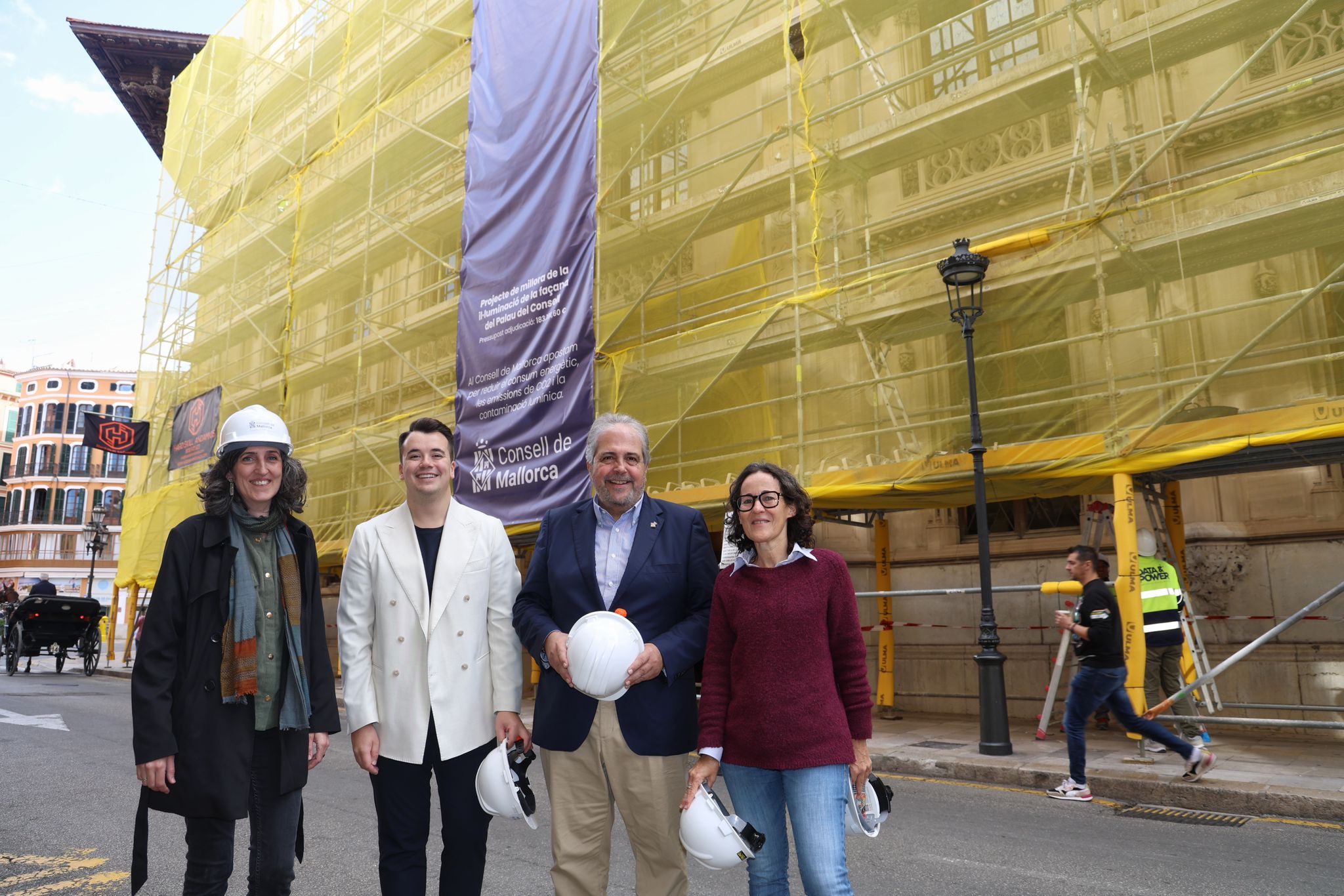 El conseller d'Hisenda, Innovació i Funció Pública, Rafel Bosch, i el secretari tècnic d'Hisenda, Innovació i Funció Pública, Toni Ferragut, davant les tasques de substitució de l'enllumenat de la façana del Palau del Consell.