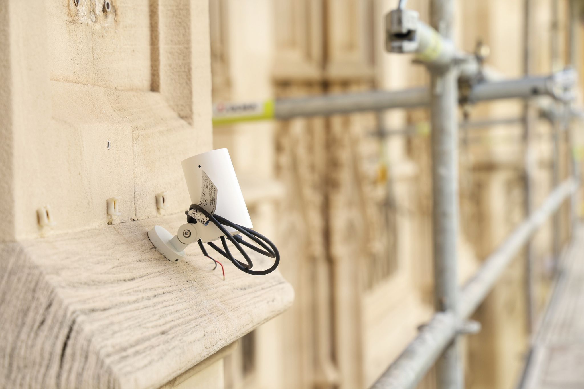 Detall d'un nou focus del nou enllumenat de la façana del Palau del Consell.