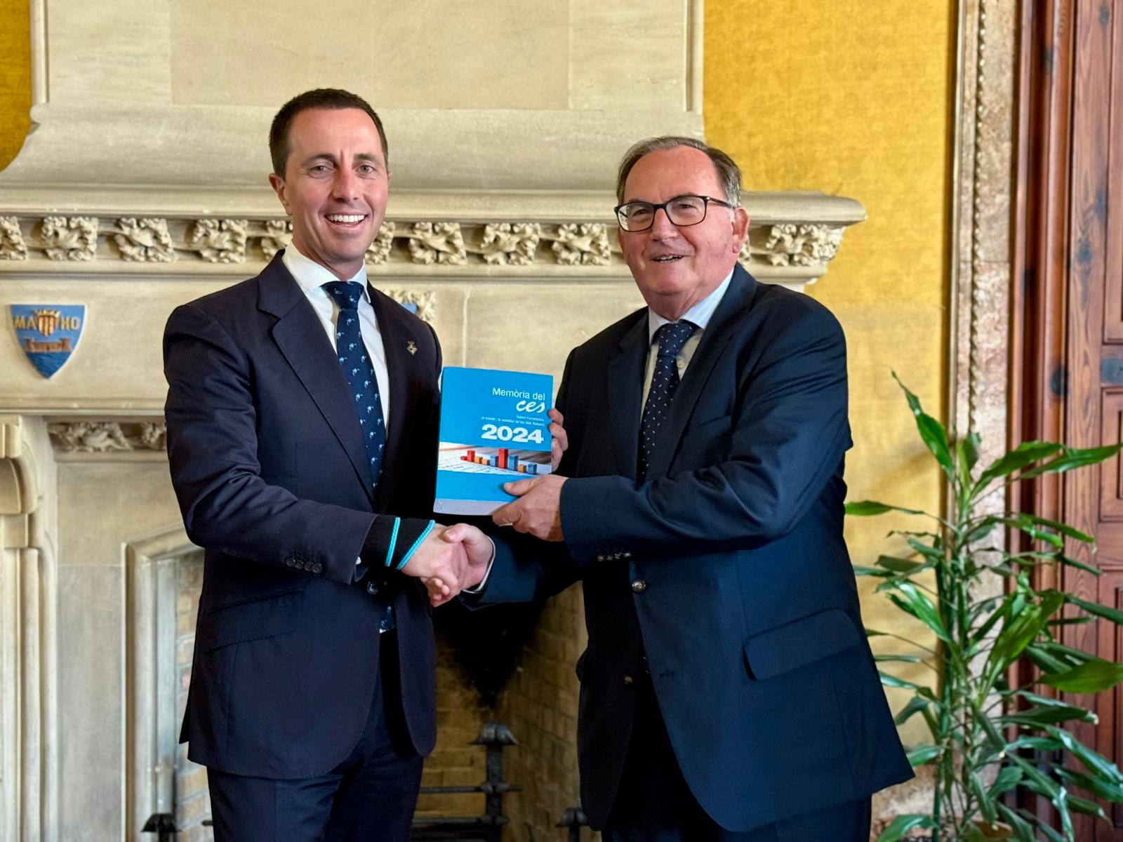 El president del Consell de Mallorca, Llorenç Galmés, i el president del Consell Econòmic i Social de les Illes Balears (CES), Francesc Fiol.