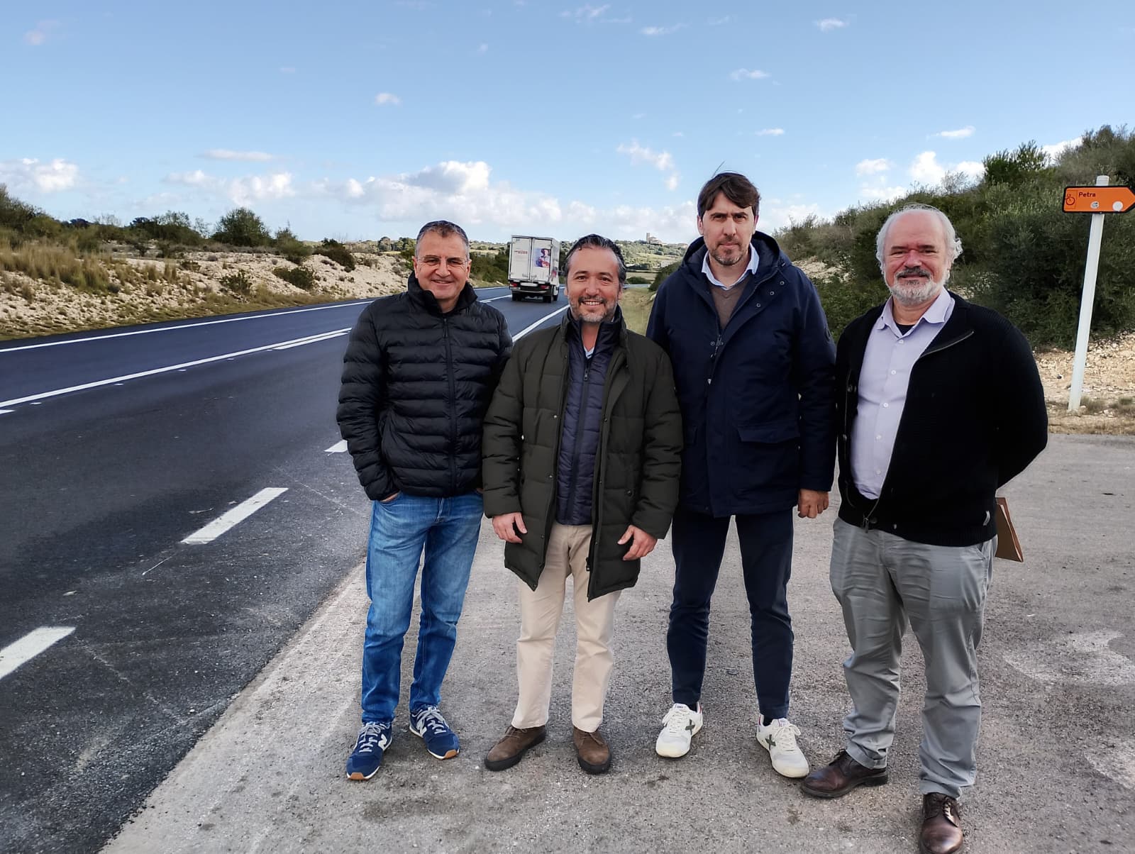Visita del conseller de Territori, Mobilitat i Infraestructures, Fernando Rubio, i el seu equip a les obres de reforç del ferm de la carretera que connecta Sineu amb Ariany.