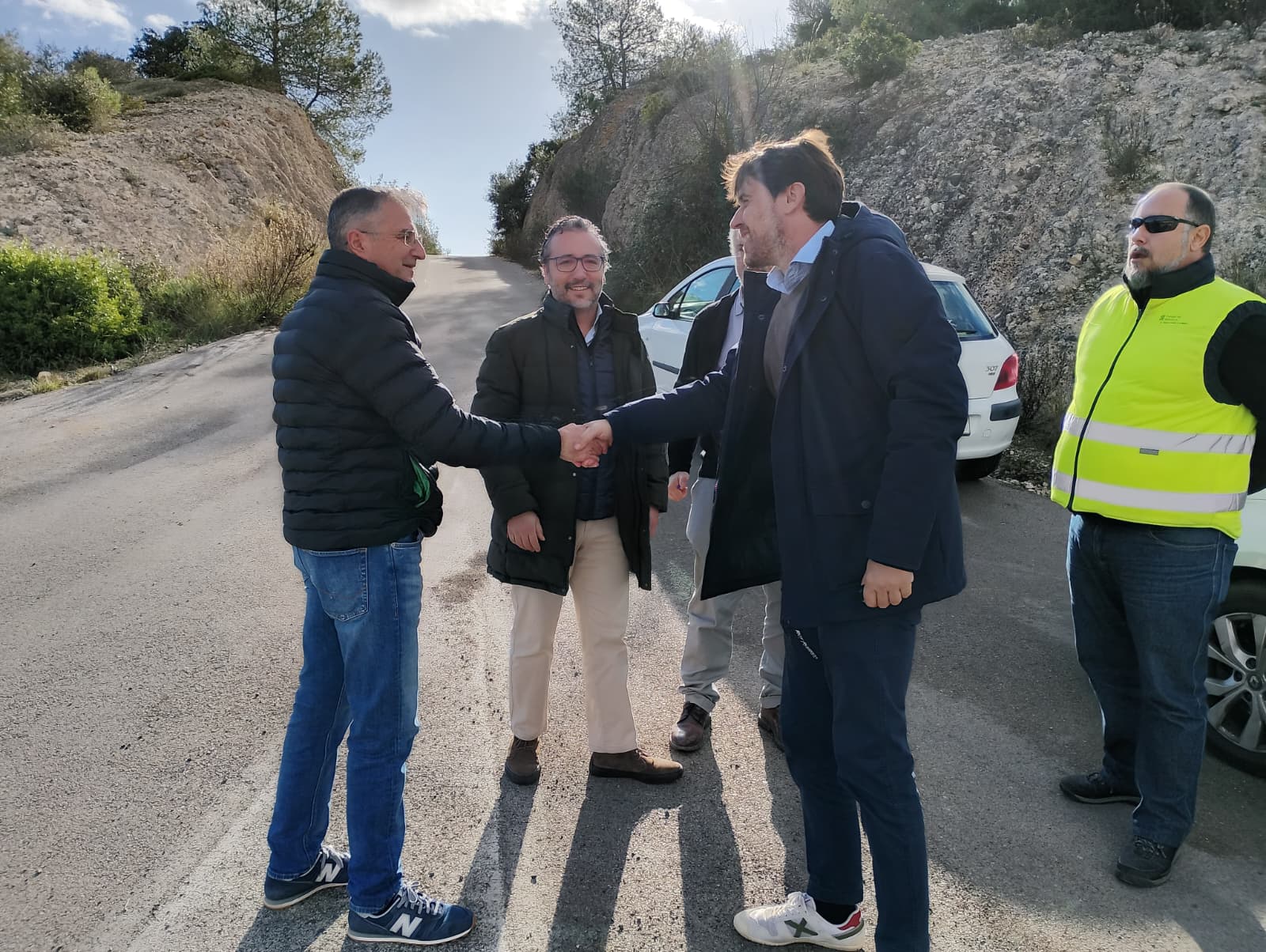 Visita del conseller de Territori, Mobilitat i Infraestructures, Fernando Rubio, i el seu equip a les obres de reforç del ferm de la carretera que connecta Sineu amb Ariany.