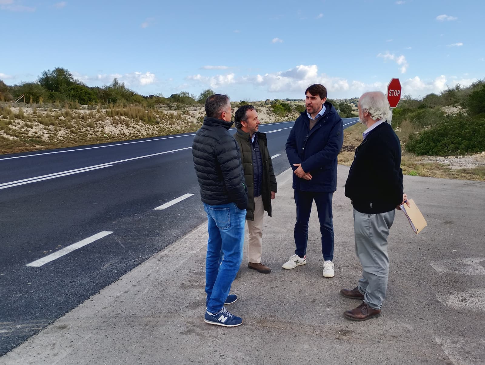 Visita del conseller de Territori, Mobilitat i Infraestructures, Fernando Rubio, i el seu equip a les obres de reforç del ferm de la carretera que connecta Sineu amb Ariany.