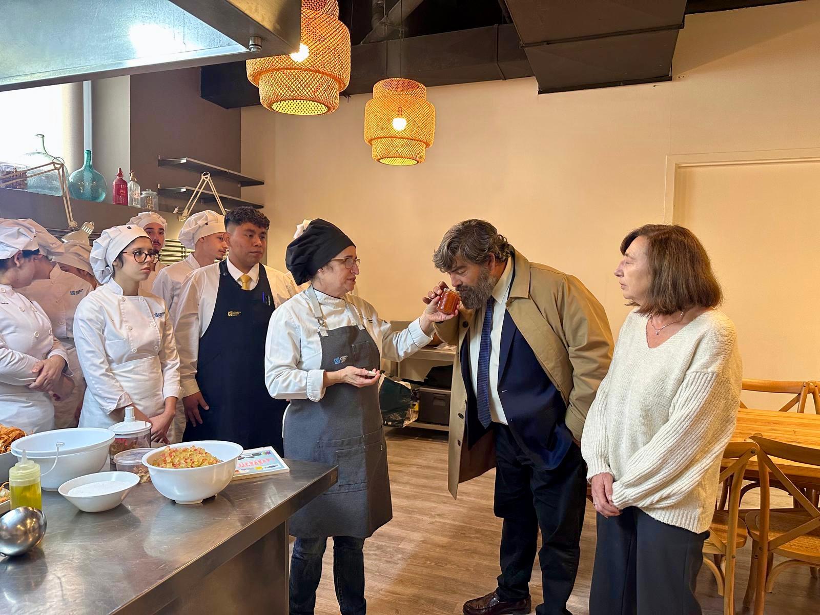 El conseller de Medi Ambient, Medi Rural i Esports, Pedro Bestard, i la directora insular de Residus, Margalida Roig, al curs de cuina ofert per Cati Pons.