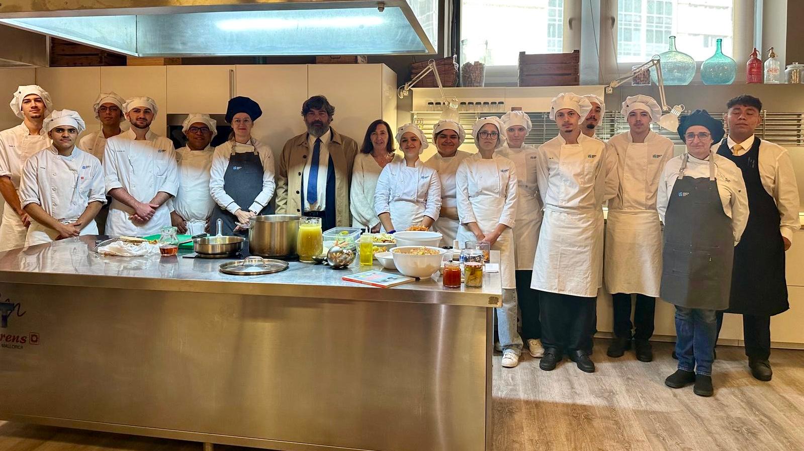 El conseller de Medi Ambient, Medi Rural i Esports, Pedro Bestard, i la directora insular de Residus, Margalida Roig, al curs de cuina ofert per Cati Pons.