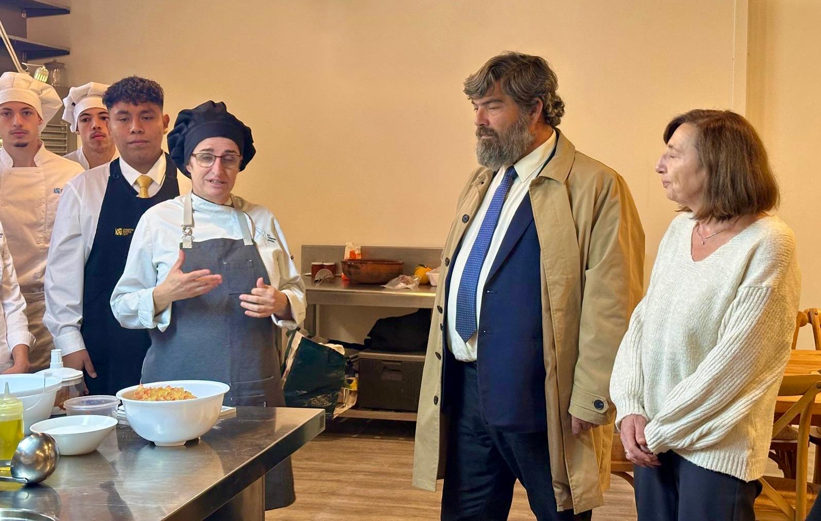 El conseller de Medi Ambient, Medi Rural i Esports, Pedro Bestard, i la directora insular de Residus, Margalida Roig, al curs de cuina ofert per Cati Pons.