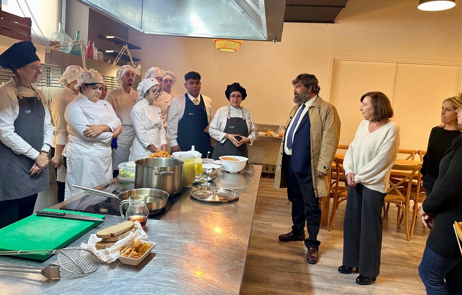 El conseller de Medi Ambient, Medi Rural i Esports, Pedro Bestard, i la directora insular de Residus, Margalida Roig, al curs de cuina ofert per Cati Pons.