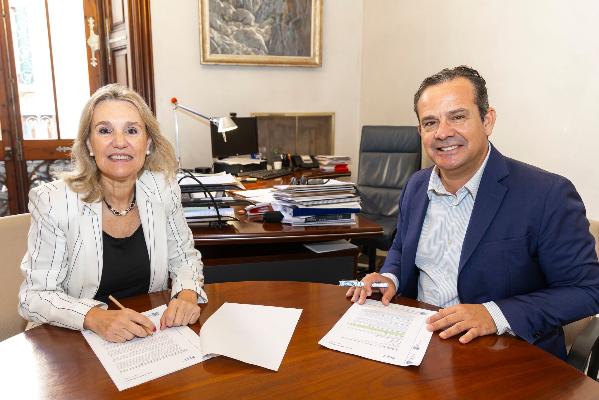 El consejero de Presidencia, Toni Fuster, y la directora insular de Juventud y Participación, Carme Ripoll.