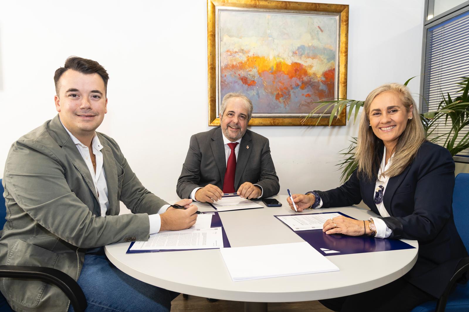 El consejero de Hacienda, Innovación y Función Pública, Rafel Bosch, el secretario técnico de Hacienda, Innovación y Función Pública, Joan Ferragut, y la directora insular de Función Pública, Carmen Moreno.