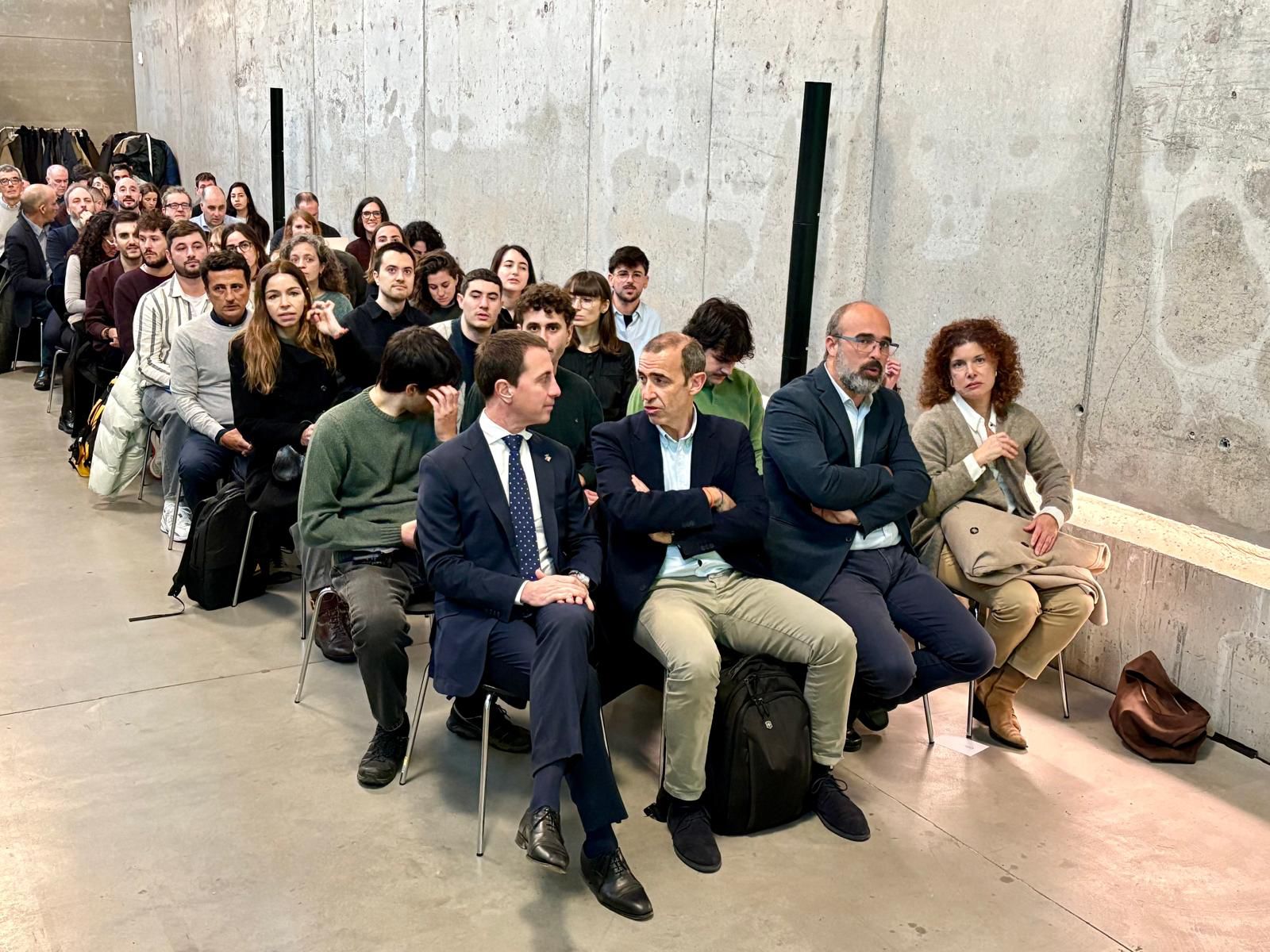 El president Llorenç Galmés es reuneix amb els arquitectes del projecte guanyador del concurs EUROPAN per rehabilitar Es Sindicat de Felanitx.