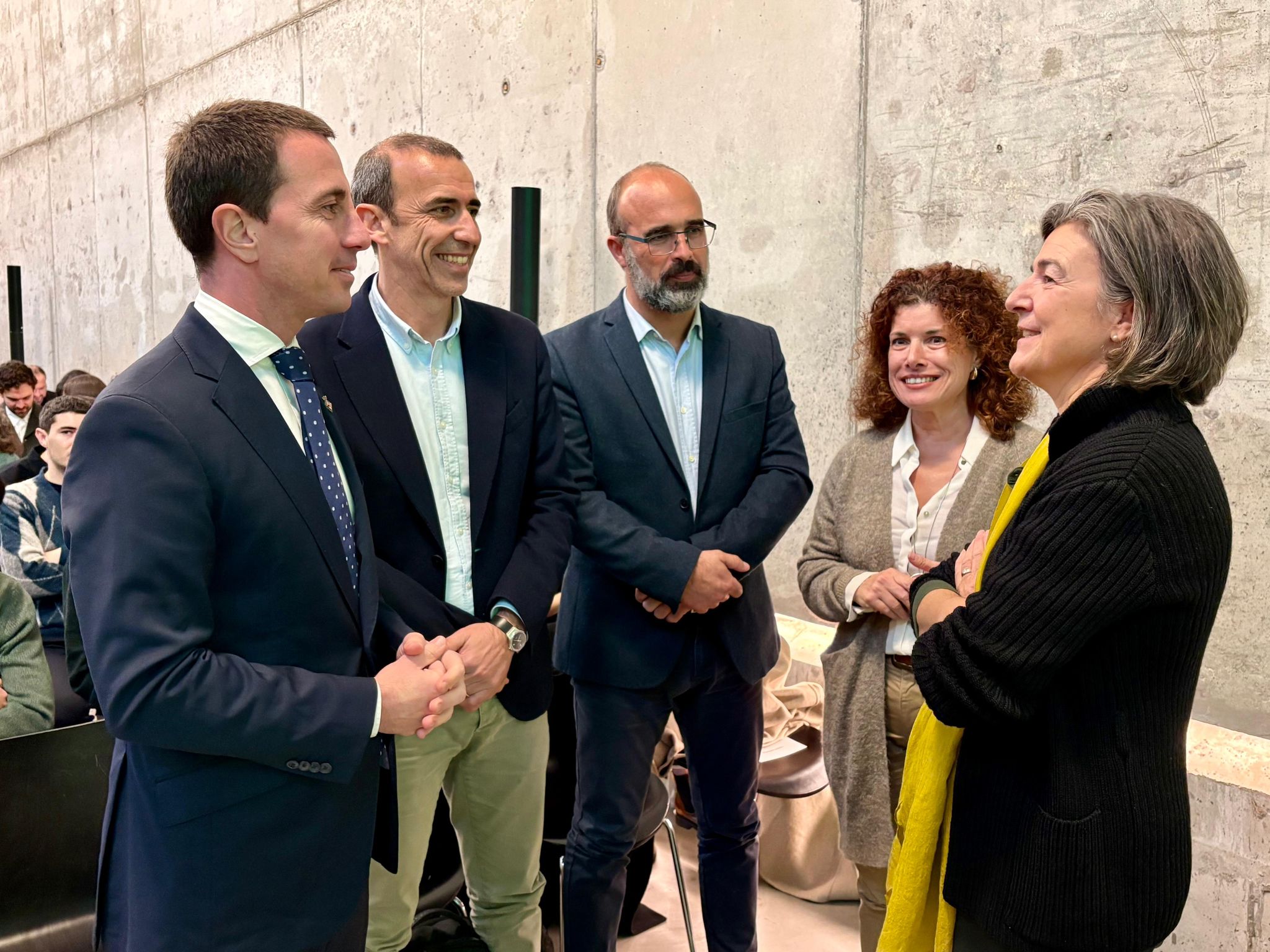 El president Llorenç Galmés es reuneix amb els arquitectes del projecte guanyador del concurs EUROPAN per rehabilitar Es Sindicat de Felanitx.