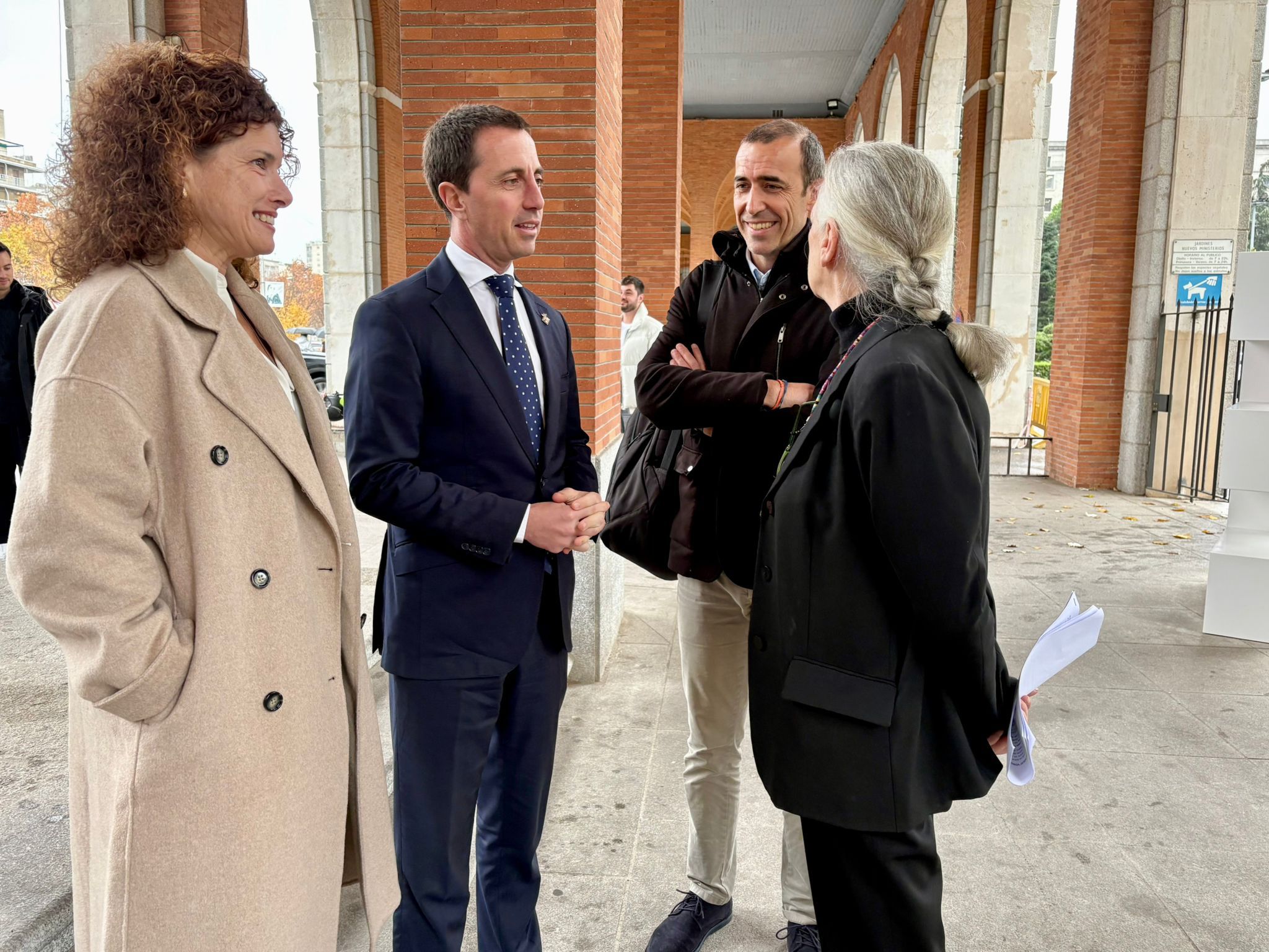 El president Llorenç Galmés es reuneix amb els arquitectes del projecte guanyador del concurs EUROPAN per rehabilitar Es Sindicat de Felanitx.