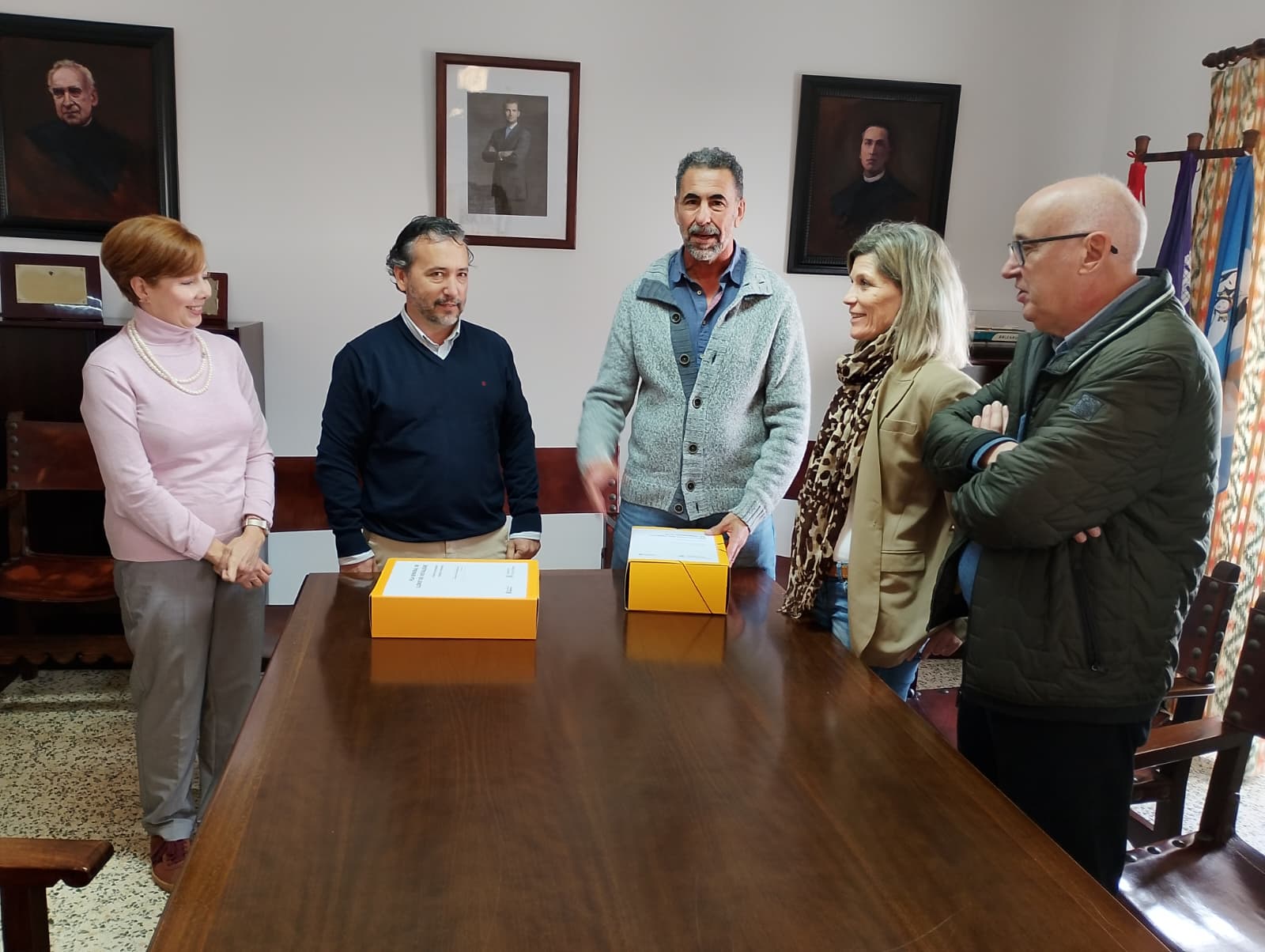 El consejero Fernando Rubio entrega el nuevo planeamiento urbanístico al Ayuntamiento de Lloret.