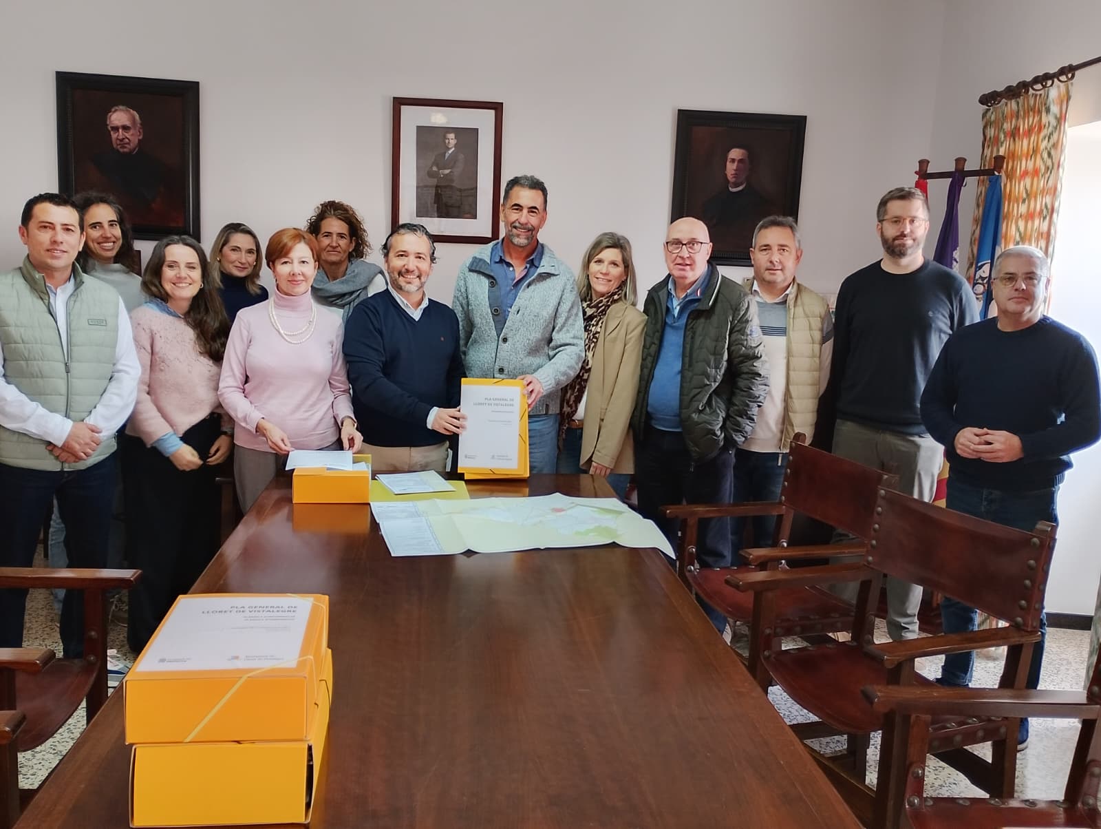 El consejero Fernando Rubio entrega el nuevo planeamiento urbanístico al Ayuntamiento de Lloret.