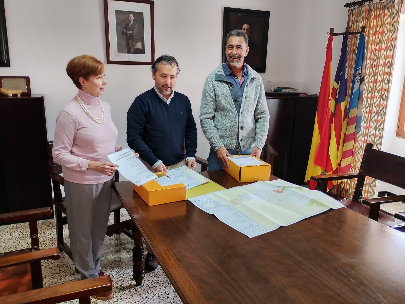 El consejero Fernando Rubio entrega el nuevo planeamiento urbanístico al Ayuntamiento de Lloret.