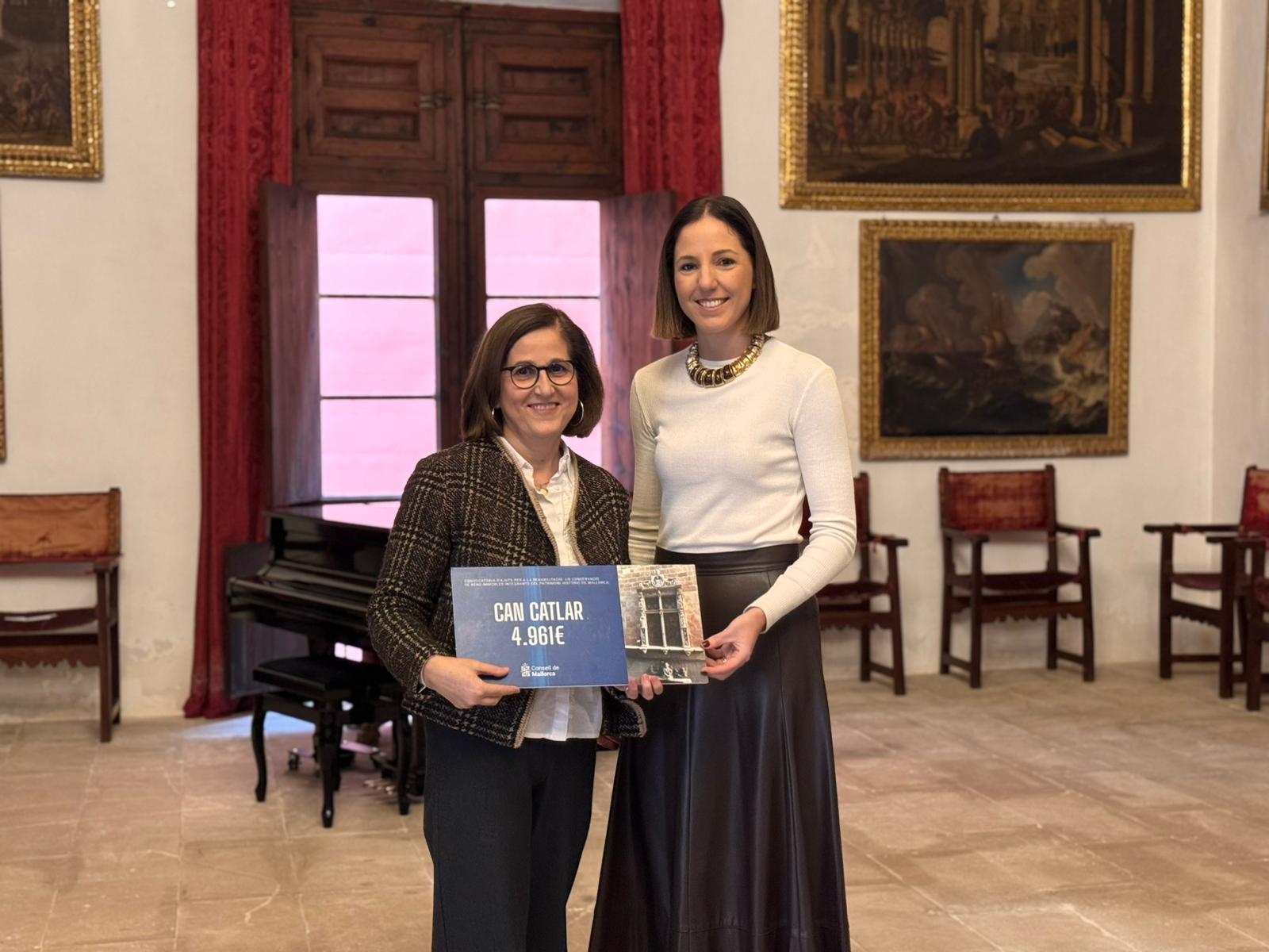 La consellera de Cultura i Patrimoni, Antònia Roca, lliura la subvenció a la representant de Can Catlar.