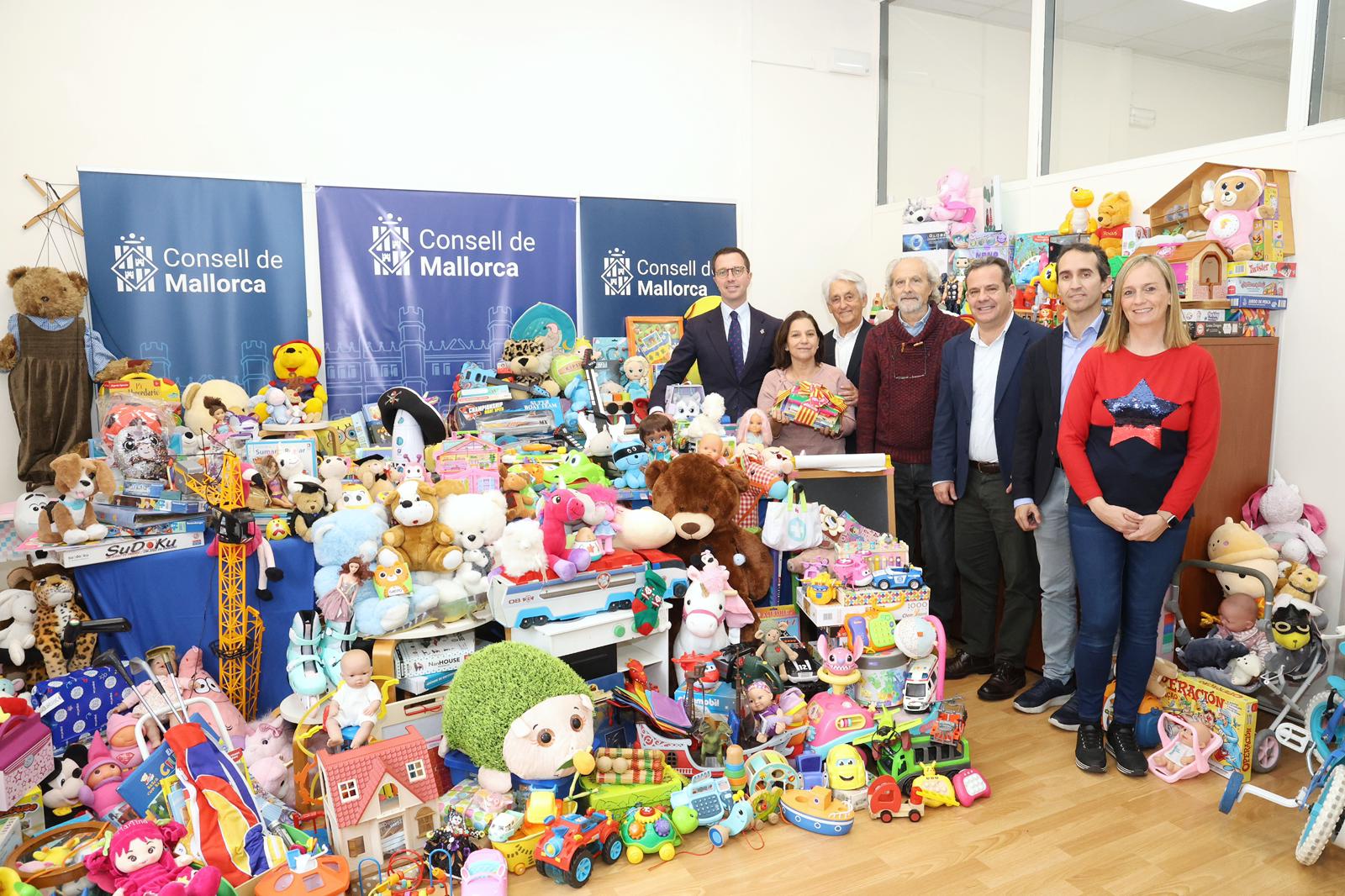 Lliurament de les juguetes del programa «Cap infant sense jugueta».