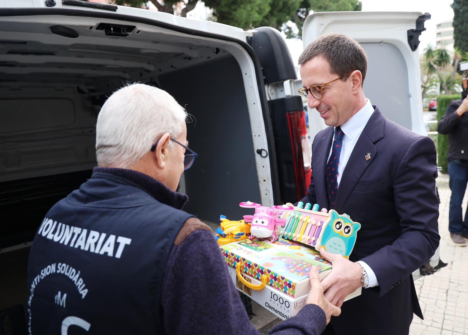 Lliurament de les juguetes del programa «Cap infant sense jugueta».