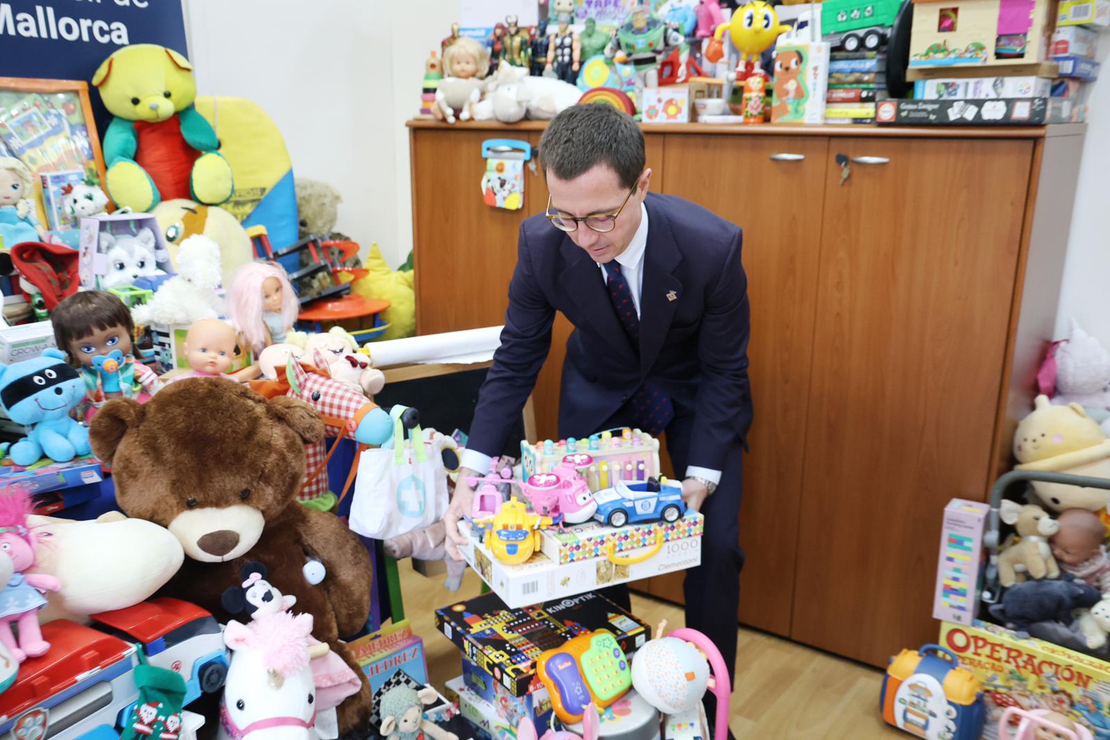 Lliurament de les juguetes del programa «Cap infant sense jugueta».