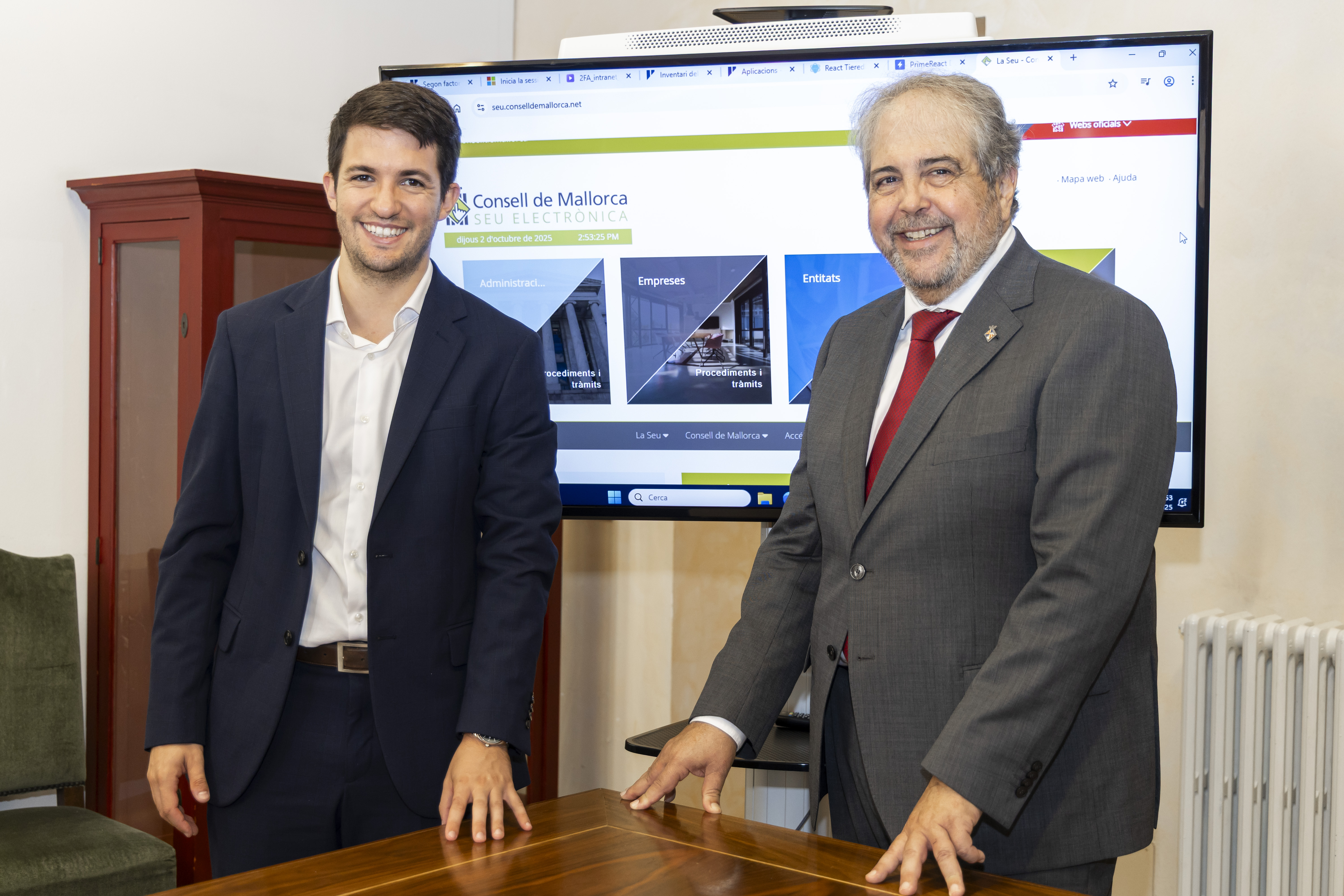 El consejero de Hacienda, Innovación y Funció Pública, Rafel Bosch, y el director insular de Modernización, Transparencia y Innovación, Josep Cerdà.