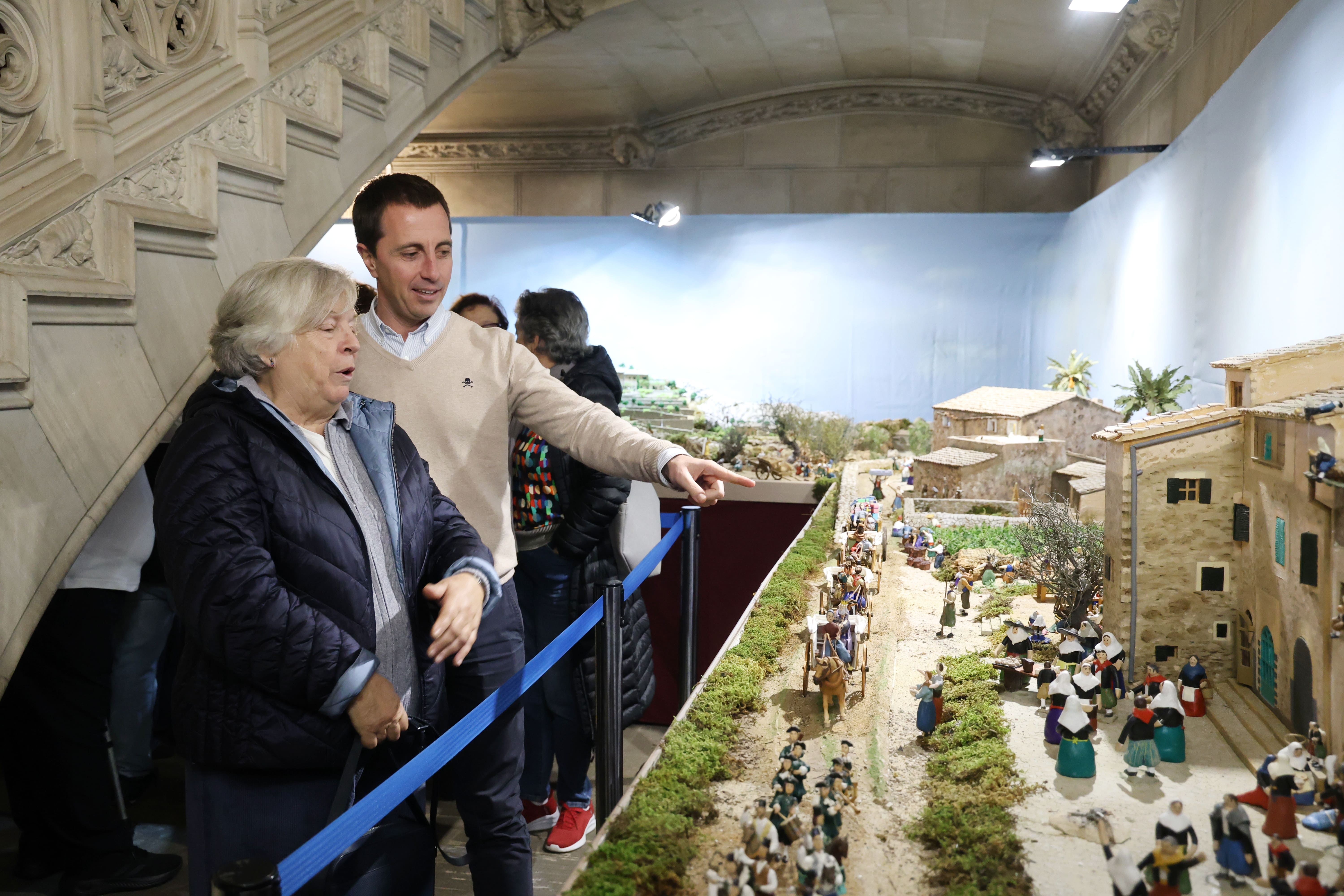 El presidente del Consell de Mallorca, Llorenç Galmés, en el belen del Palau del Consell.