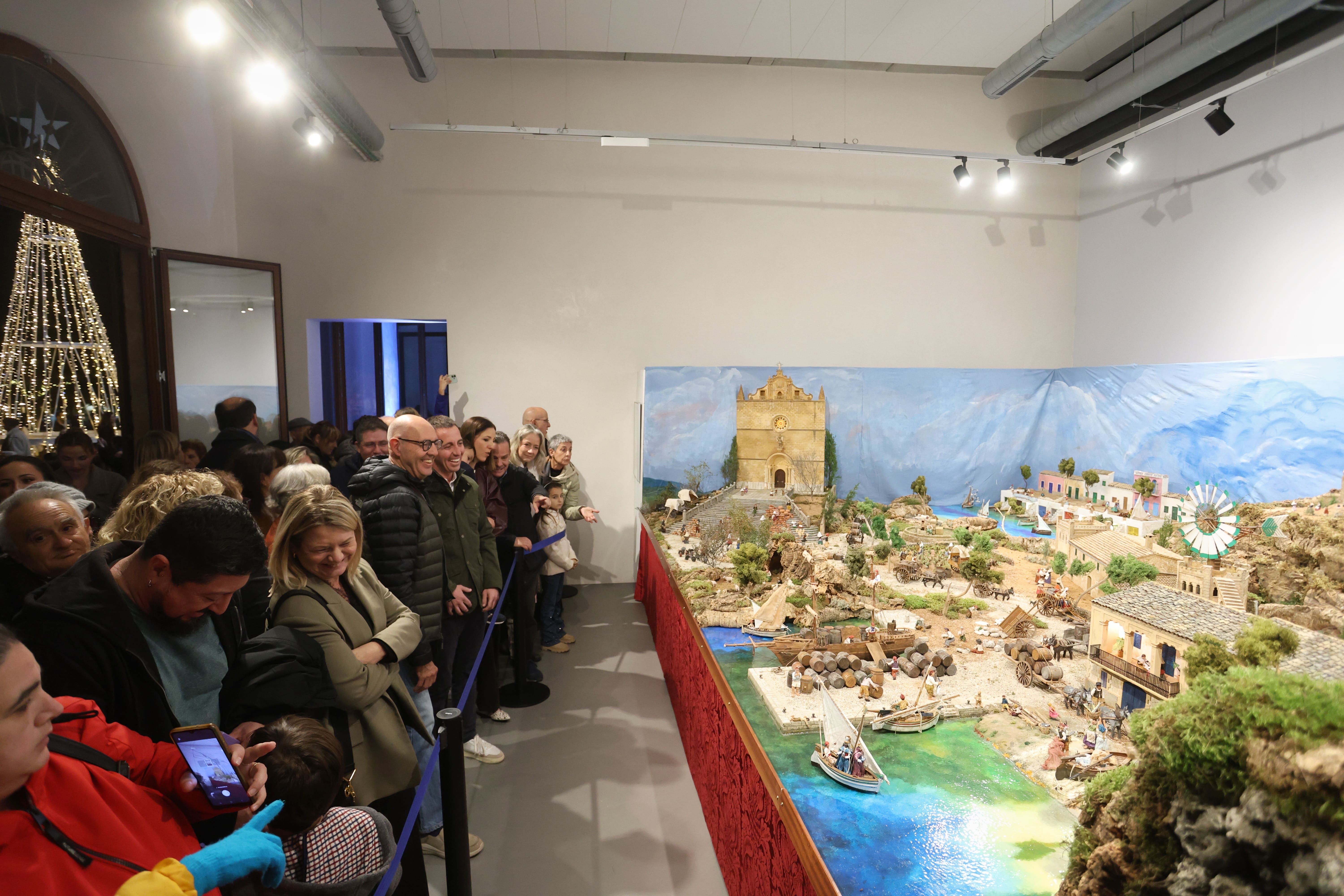 El presidente del Consell de Mallorca, Llorenç Galmés, en el belen del Centro Cultural la Misericordia.