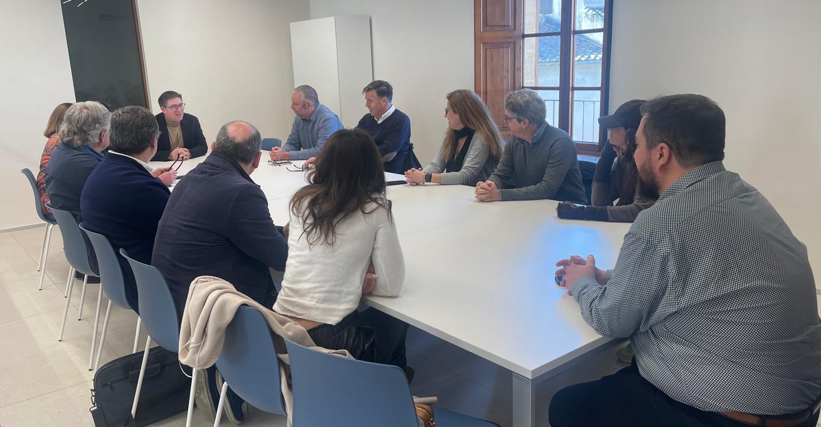 Reunión del consejero de Turismo, Guillem Ginard, con representantes de HABTUR.