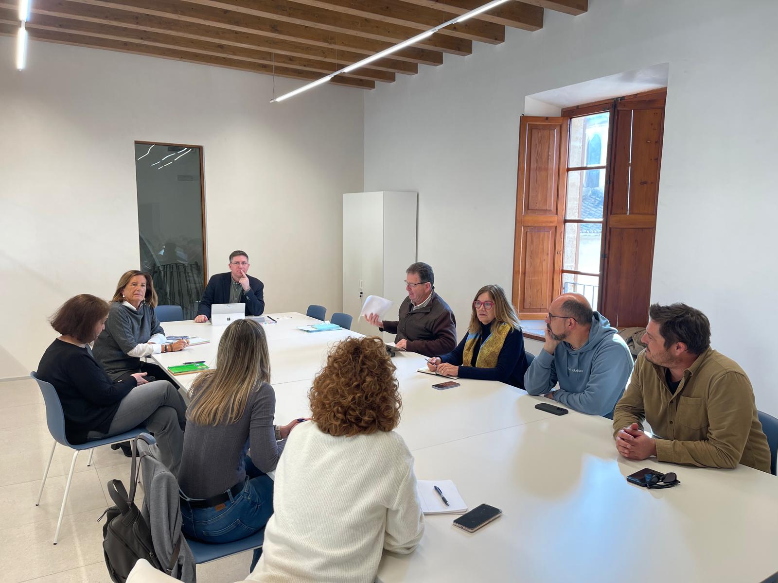 Reunión del consejero de Turismo, Guillem Ginard, con representantes del sector agrario de Mallorca.