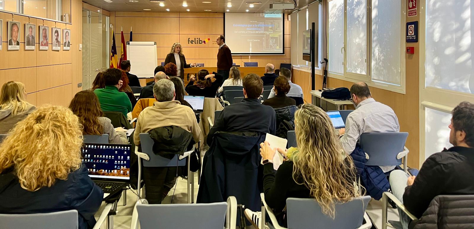 Cursos de formación estratégica impartidos por el Consell de Mallorca para reforzar el comercio de proximidad y potenciar el consumo de producto local en los municipios.