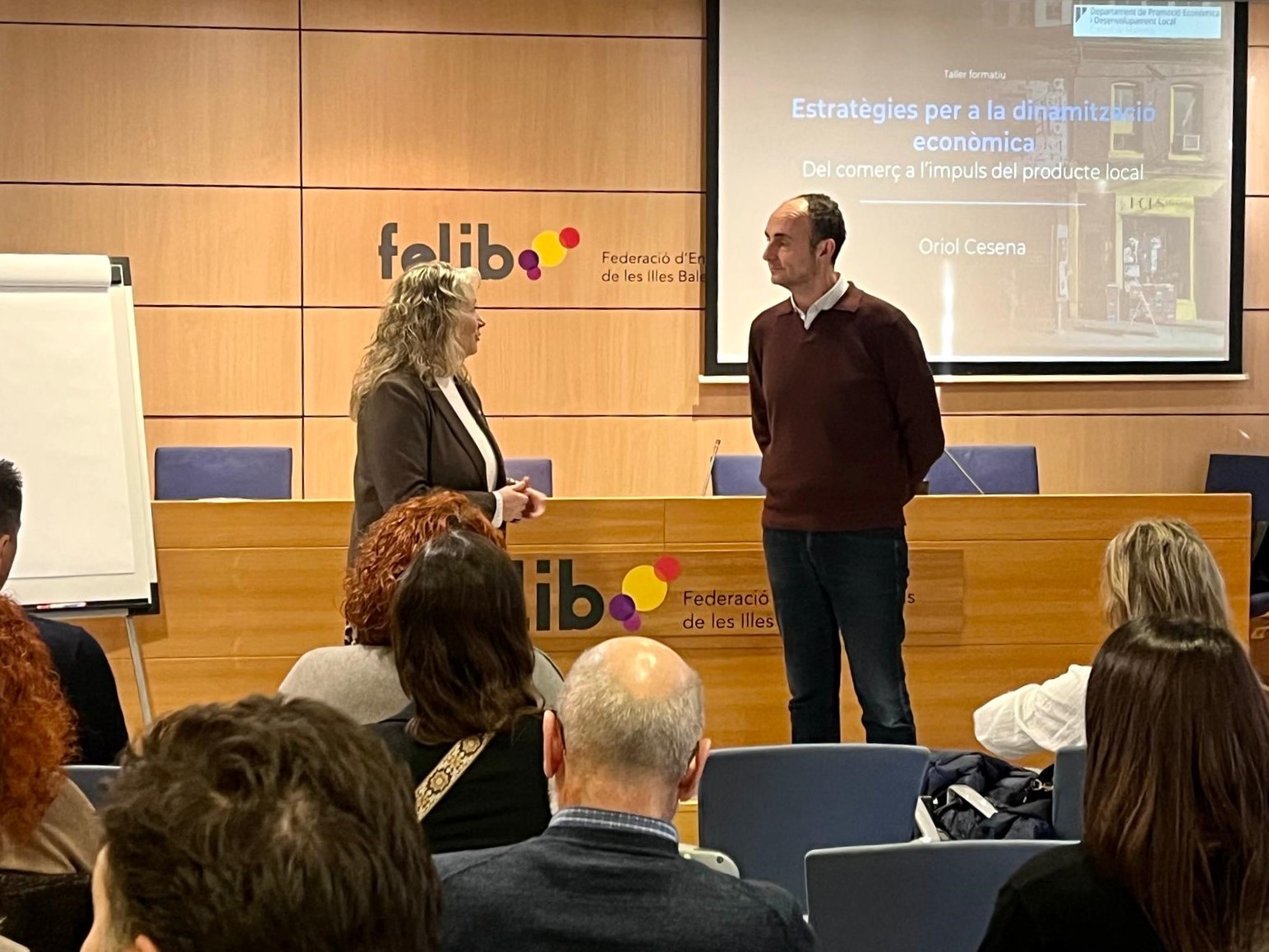 Cursos de formación estratégica impartidos por el Consell de Mallorca para reforzar el comercio de proximidad y potenciar el consumo de producto local en los municipios.