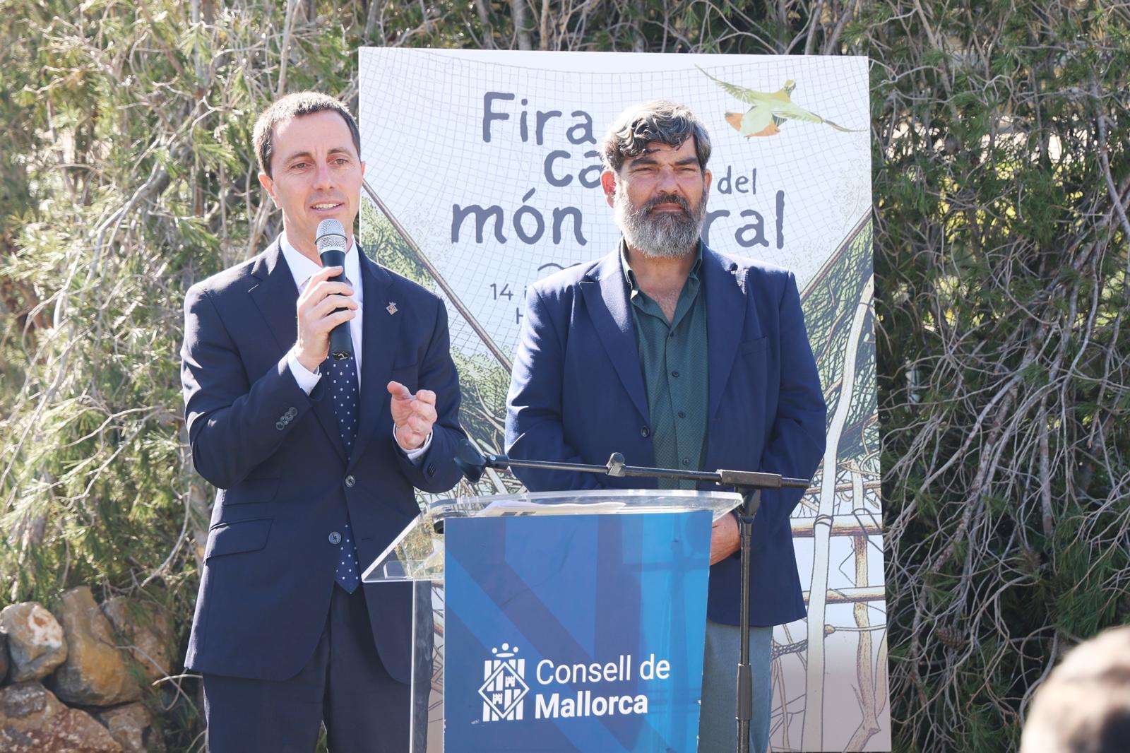 El president del Consell de Mallorca, Llorenç Galmés, i el conseller de Medi Ambient, Medi Rural i Esports, Pedro Bestard, a la presentació de la Fira de la caça i el món rural.