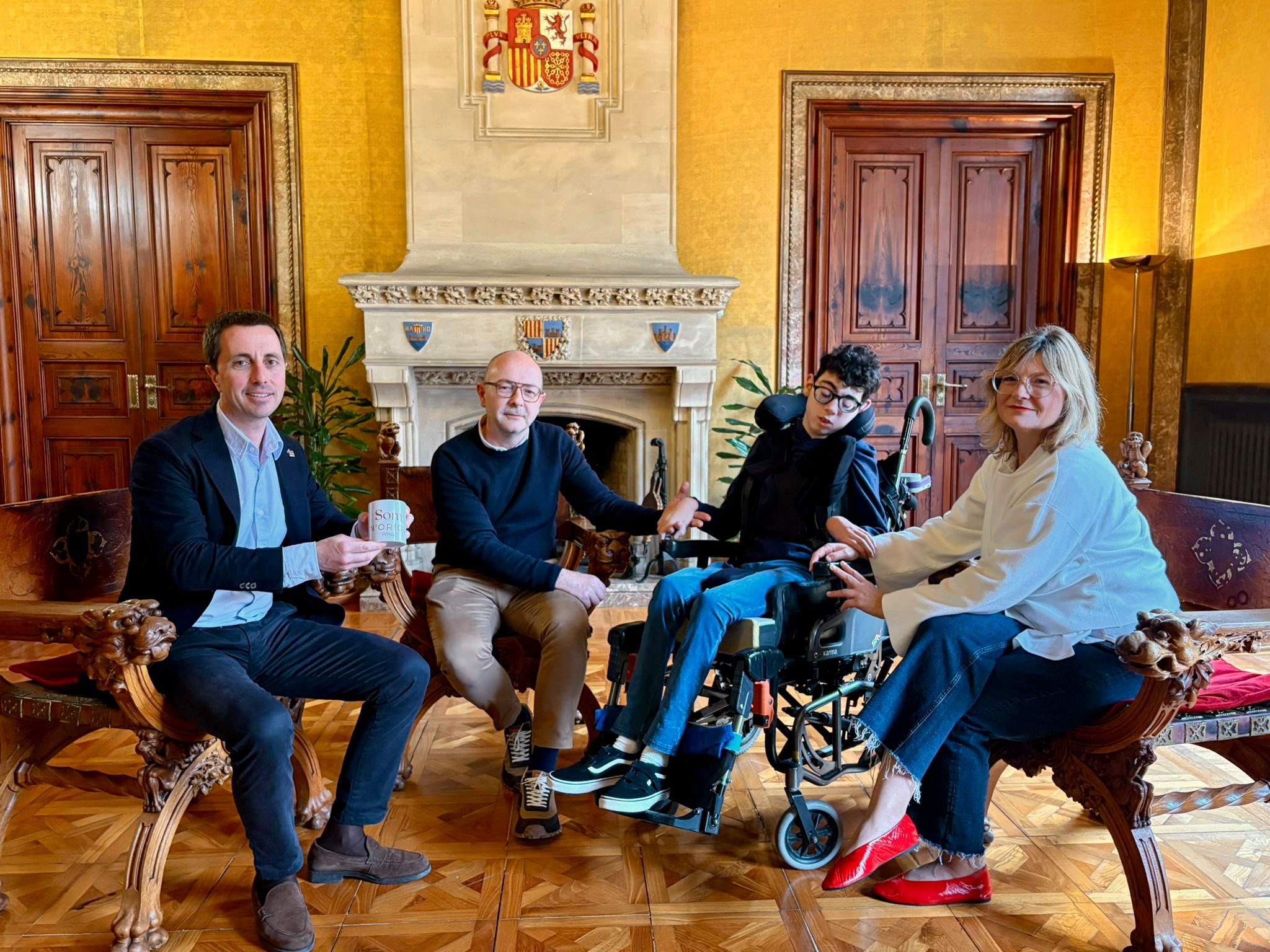 El presidente del Consell de Mallorca, Llorenç Galmés, recibe a Oriol Campaner y a su familia.