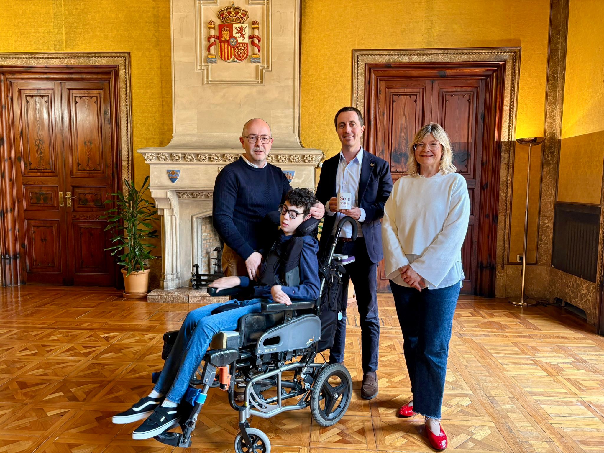 El presidente del Consell de Mallorca, Llorenç Galmés, recibe a Oriol Campaner y a su familia.