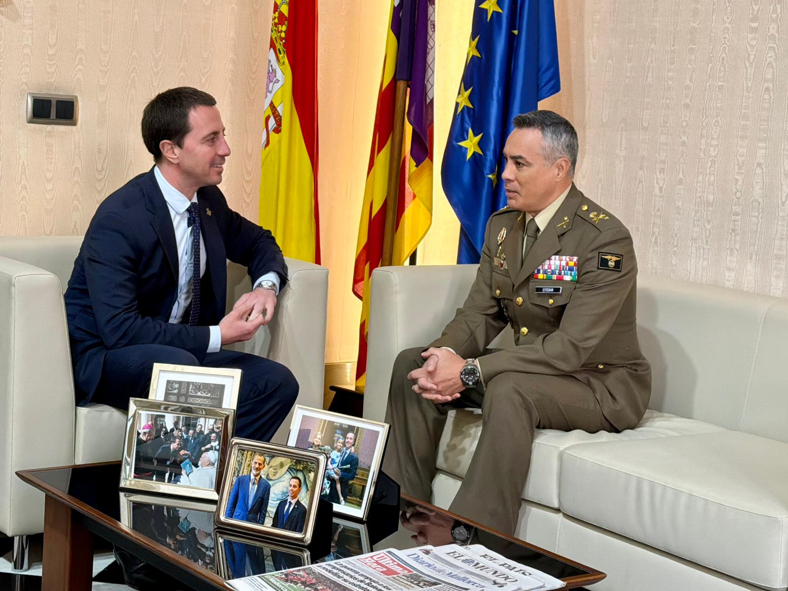 El presidente del Consell de Mallorca, Llorenç Galmés, recibe en audiencia al nuevo jefe de la Comandancia General de Baleares, Ricardo Esteban.