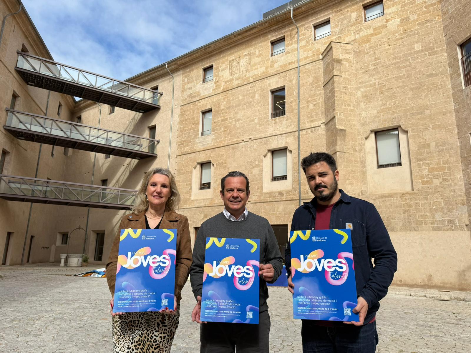 El conseller de Presidència, Toni Fuster, la directora insular de Joventut i Participació, Carmen Ripoll, i el cantant i compositor del grup Cabot, Josep Cabot, presenten els primers Premis Joves Talents.