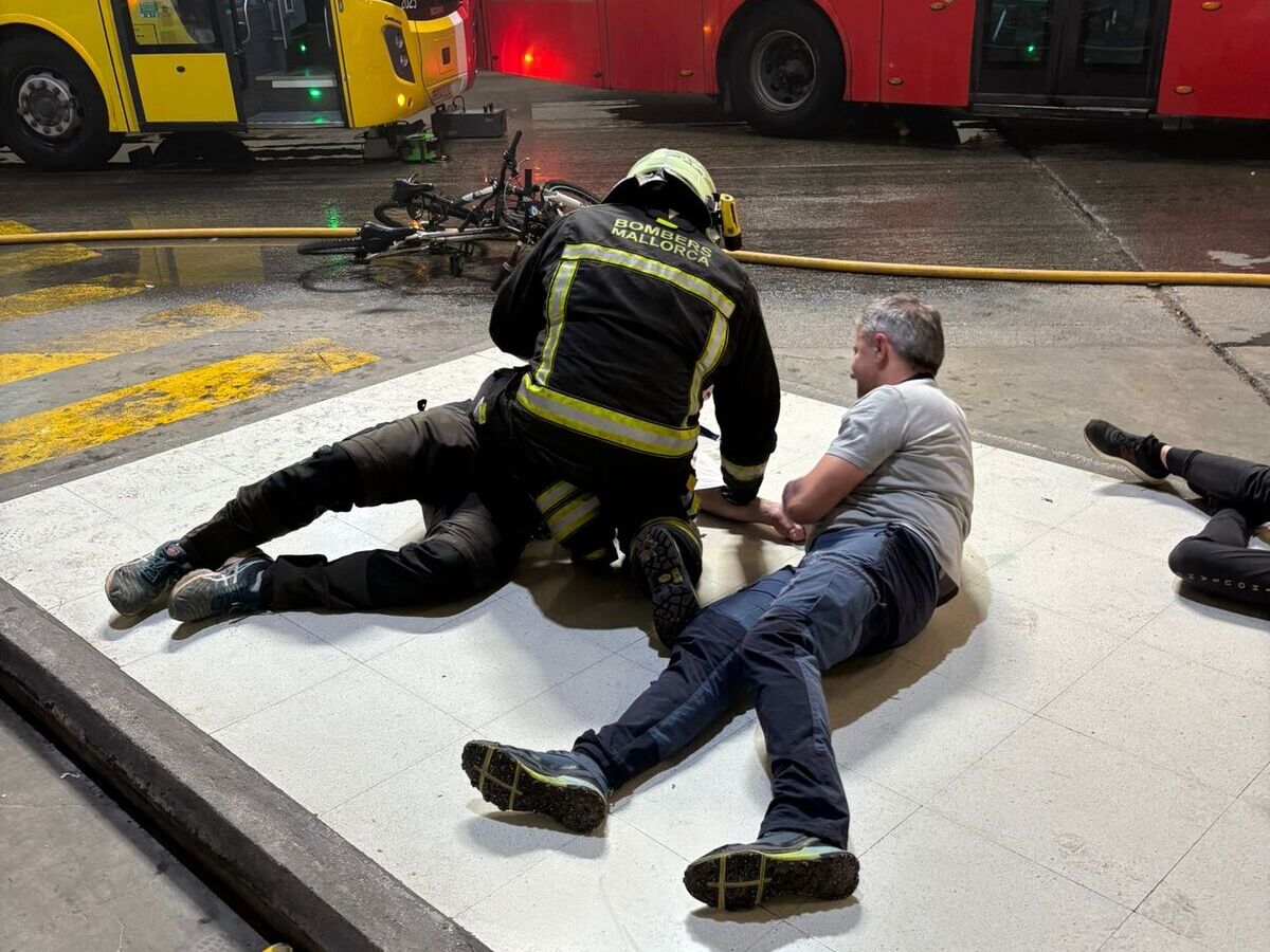 Los Bomberos de Mallorca participan en un simulacro en la Estación Intermodal de Palma.