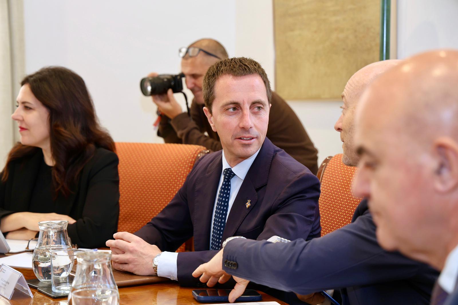 Reunió de la presidenta Prohens i el president Galmés amb la ministra d’Infància i Joventut, Sira Rego.