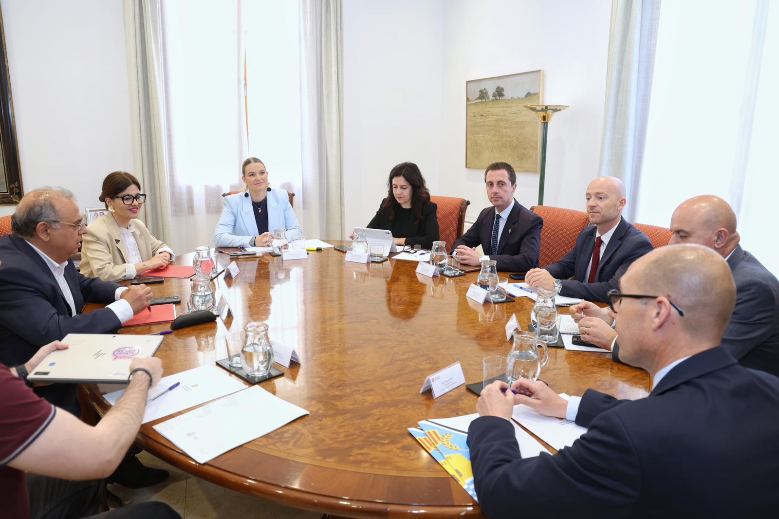 Reunió de la presidenta Prohens i el president Galmés amb la ministra d’Infància i Joventut, Sira Rego.