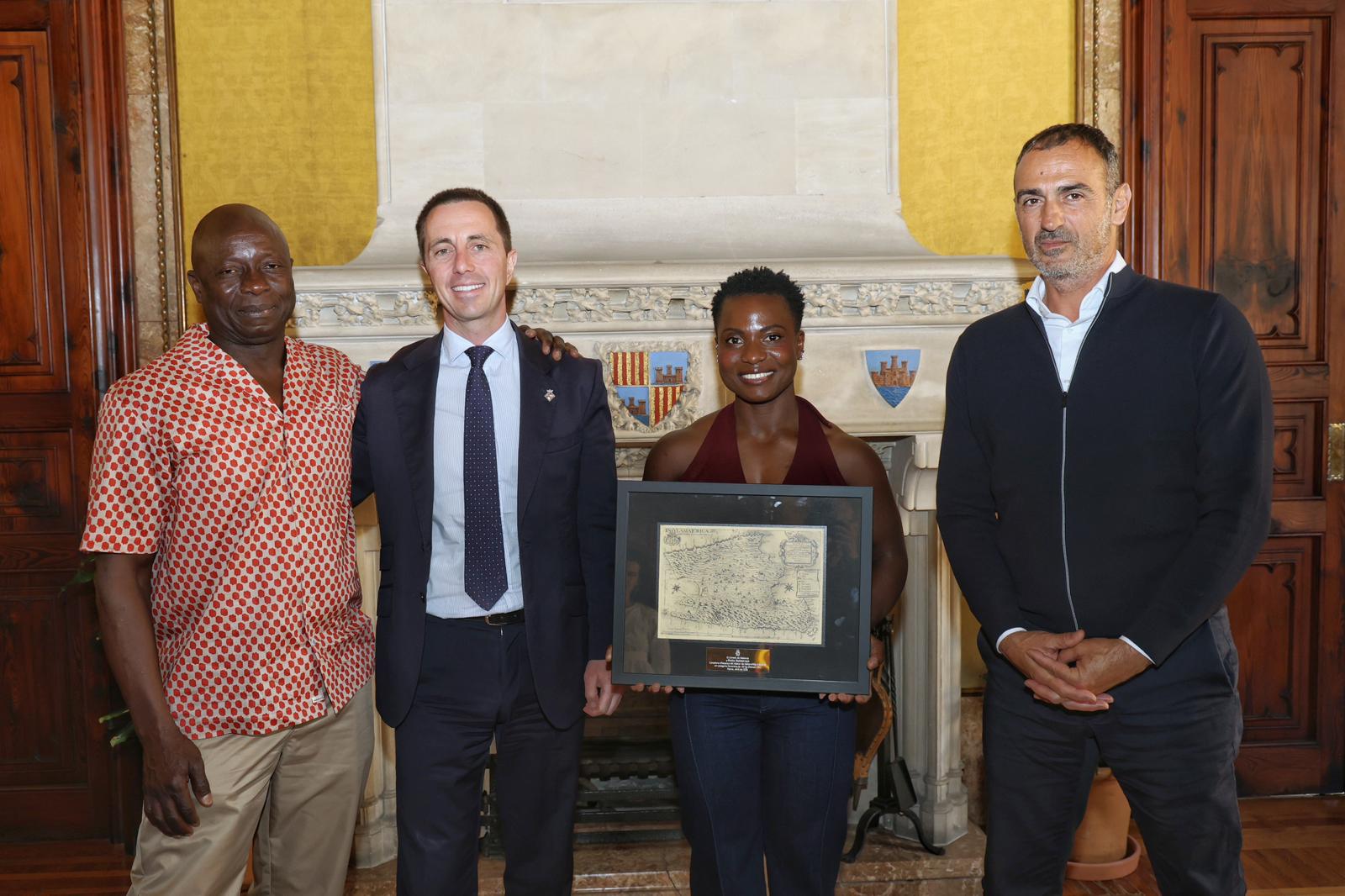 El presidente Galmés recibe a la campeona de halterofilia Shella Badaseraye.