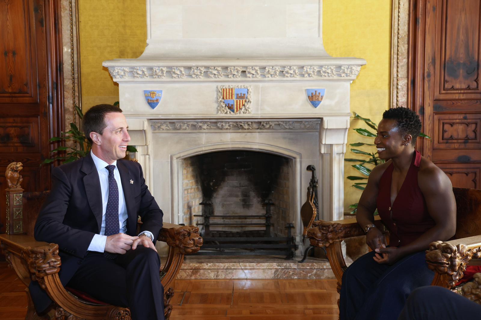 El presidente Galmés recibe a la campeona de halterofilia Shella Badaseraye.