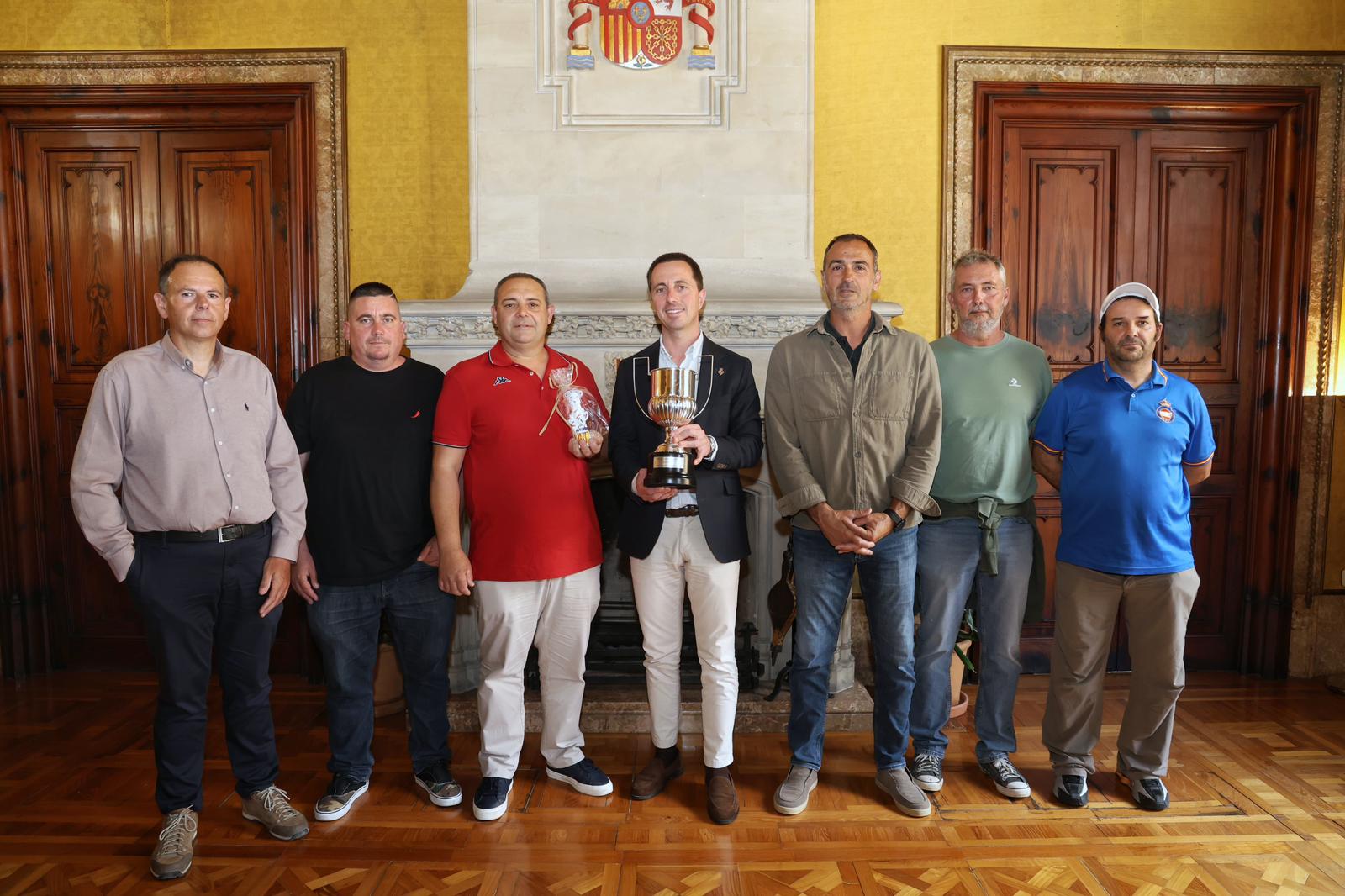 El presidente Galmés recibe a Toni Muntaner, campeón de la Copa de España de hélice Fan 32.