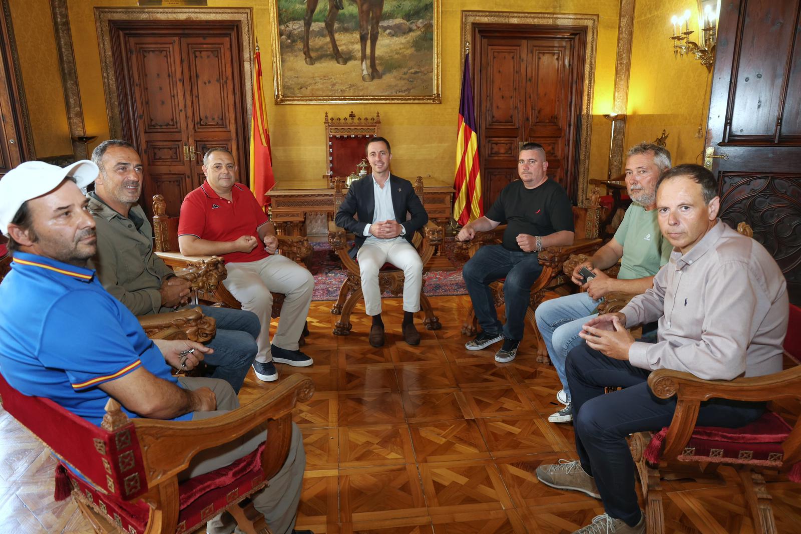 El presidente Galmés recibe a Toni Muntaner, campeón de la Copa de España de hélice Fan 32.